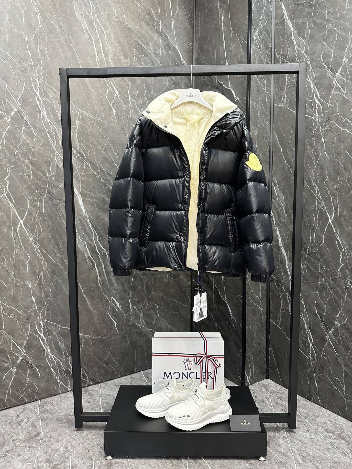 Imagem [3]-P1460 Down ⬆️Moncler Dervox Short Men's Down JacketJaqueta Dervox Short Down Jacket masculina em uma paleta de cores pop destaca a energia vibrante da coleção. (⚠️Extremely enchimento completo.700+ fluffiness. O código de barras e o número do modelo na etiqueta são os mesmos que no sítio Web. A etiqueta tem proteção NFC incorporada) O casaco de penas Dervox é fabricado com um tecido leve de nylon laqueado que o mantém quente sem ser pesado. Este casaco de penas curto tem alças internas para os ombros, para que possa transportar o casaco como uma mochila quando aquece, tornando-o ideal para uso urbano ou alpino, numa paleta de cores pop com um emblema apelativo. em tecido leve de nylon laqueado - forro leve de nylon laqueado - acolchoamento para baixo - gola alta - fecho de correr e botão de pressão - bolsos com fecho de correr - alças de ombro ajustáveis -Punhos e bainha com elástico - Patch com logótipo em feltroTamanho: 1-5 - Bolsas de alta qualidade