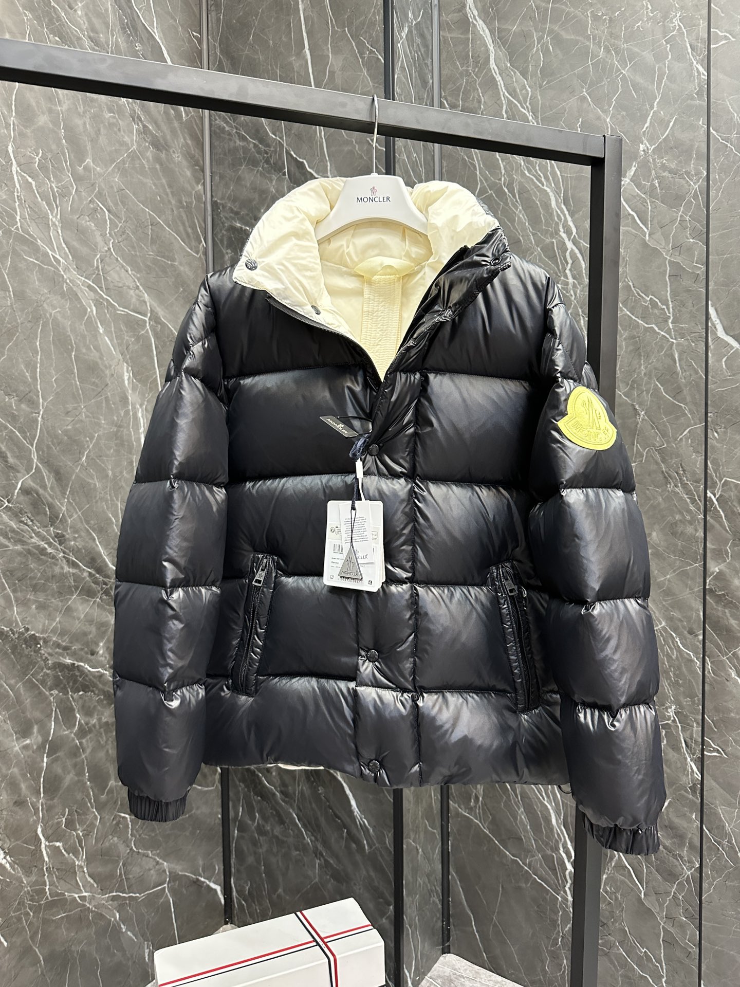 이미지 [6]-P1460 다운 ⬆️Moncler 더박스 숏 남성 다운 재킷 더박스 남성 숏 다운 재킷은 팝 컬러 팔레트로 컬렉션의 활기찬 에너지를 강조합니다. (⚠️Extremely 풀 필링.700+ 솜털. 태그의 바코드와 모델 번호는 웹사이트에 표시된 것과 동일합니다. 태그에는 NFC 보호 기능이 내장되어 있습니다.) 가벼운 나일론 라퀘 원단으로 제작되어 무겁지 않으면서도 보온성을 유지합니다. 내부 숄더 스트랩이 있어 더울 때 배낭처럼 휴대할 수 있으며, 시선을 사로잡는 로고 패치가 돋보이는 팝 컬러 팔레트로 도시 또는 알파인 라이딩에 이상적인 숏 다운 재킷입니다. 경량 나일론 라케 원단 -경량 나일론 라케 안감 -다운 패딩 -스탠드업 칼라 -지퍼 및 스냅 버튼 잠금 -지퍼 포켓 -조절 가능한 어깨 스트랩 -소맷단 및 밑단 신축성 -펠트 로고 패치사이즈: 1-5.-고품질 가방