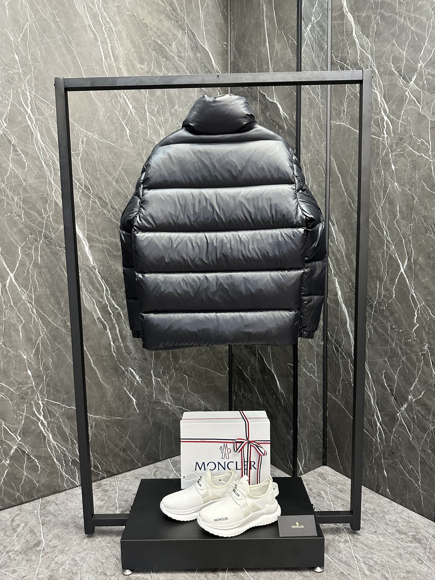 P1460 داون ⬆️Moncler جاكيت درفوكس القصير للرجال بسترة درفوكس القصيرة للرجال بسترة قصيرة للرجال من داون بألوان مبهجة تبرز حيوية المجموعة. (⚠️Extremely حشوة كاملة ⚠️Extremely حشوة كاملة.700+ زغب. الرمز الشريطي ورقم الموديل على البطاقة هو نفسه الموجود على الموقع الإلكتروني. البطاقة مزودة بحماية NFC مدمجة) جاكيت ديرفوكس مصنوع من قماش نايلون لاكيه خفيف الوزن يحافظ على دفئك دون أن يكون ثقيلًا جدًا. يأتي هذا الجاكيت القصير المصنوع من قماش النايلون الخفيف الوزن بحمالات كتف داخلية حتى يمكنك حمله كحقيبة ظهر عند ارتفاع درجة الحرارة، مما يجعله مثاليًا للارتداء في المناطق الحضرية أو في جبال الألب بلوحة ألوان مبهجة مع رقعة شعار لافتة للنظر. مصنوع من قماش نايلون لاكيه خفيف الوزن - بطانة نايلون لاكيه خفيفة الوزن - بطانة من النايلون الخفيف - بطانة من الأسفل - ياقة قائمة - إغلاق بسحاب وأزرار كبس - جيوب بسحاب - أحزمة كتف قابلة للتعديل -أساور وحاشية مطاطية - رقعة شعار اللباد المقاس: 1-5.