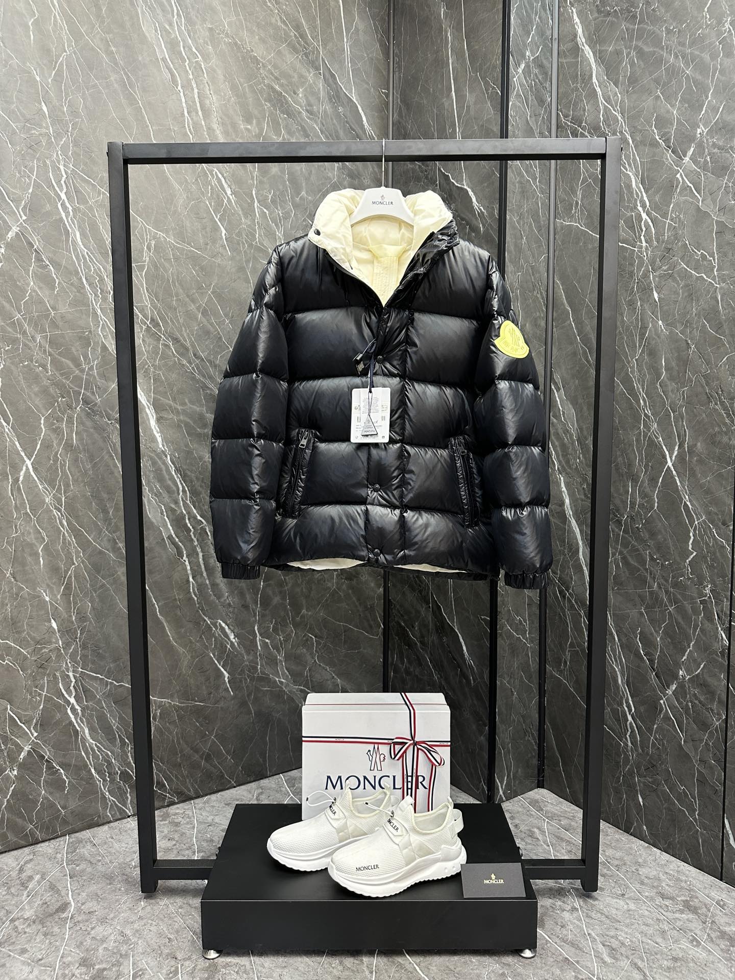 P1460 داون ⬆️Moncler جاكيت درفوكس القصير للرجال بسترة درفوكس القصيرة للرجال بسترة قصيرة للرجال من داون بألوان مبهجة تبرز حيوية المجموعة. (⚠️Extremely حشوة كاملة ⚠️Extremely حشوة كاملة.700+ زغب. الرمز الشريطي ورقم الموديل على البطاقة هو نفسه الموجود على الموقع الإلكتروني. البطاقة مزودة بحماية NFC مدمجة) جاكيت ديرفوكس مصنوع من قماش نايلون لاكيه خفيف الوزن يحافظ على دفئك دون أن يكون ثقيلًا جدًا. يأتي هذا الجاكيت القصير المصنوع من قماش النايلون الخفيف الوزن بحمالات كتف داخلية حتى يمكنك حمله كحقيبة ظهر عند ارتفاع درجة الحرارة، مما يجعله مثاليًا للارتداء في المناطق الحضرية أو في جبال الألب بلوحة ألوان مبهجة مع رقعة شعار لافتة للنظر. مصنوع من قماش نايلون لاكيه خفيف الوزن - بطانة نايلون لاكيه خفيفة الوزن - بطانة من النايلون الخفيف - بطانة من الأسفل - ياقة قائمة - إغلاق بسحاب وأزرار كبس - جيوب بسحاب - أحزمة كتف قابلة للتعديل -أساور وحاشية مطاطية - رقعة شعار اللباد المقاس: 1-5.