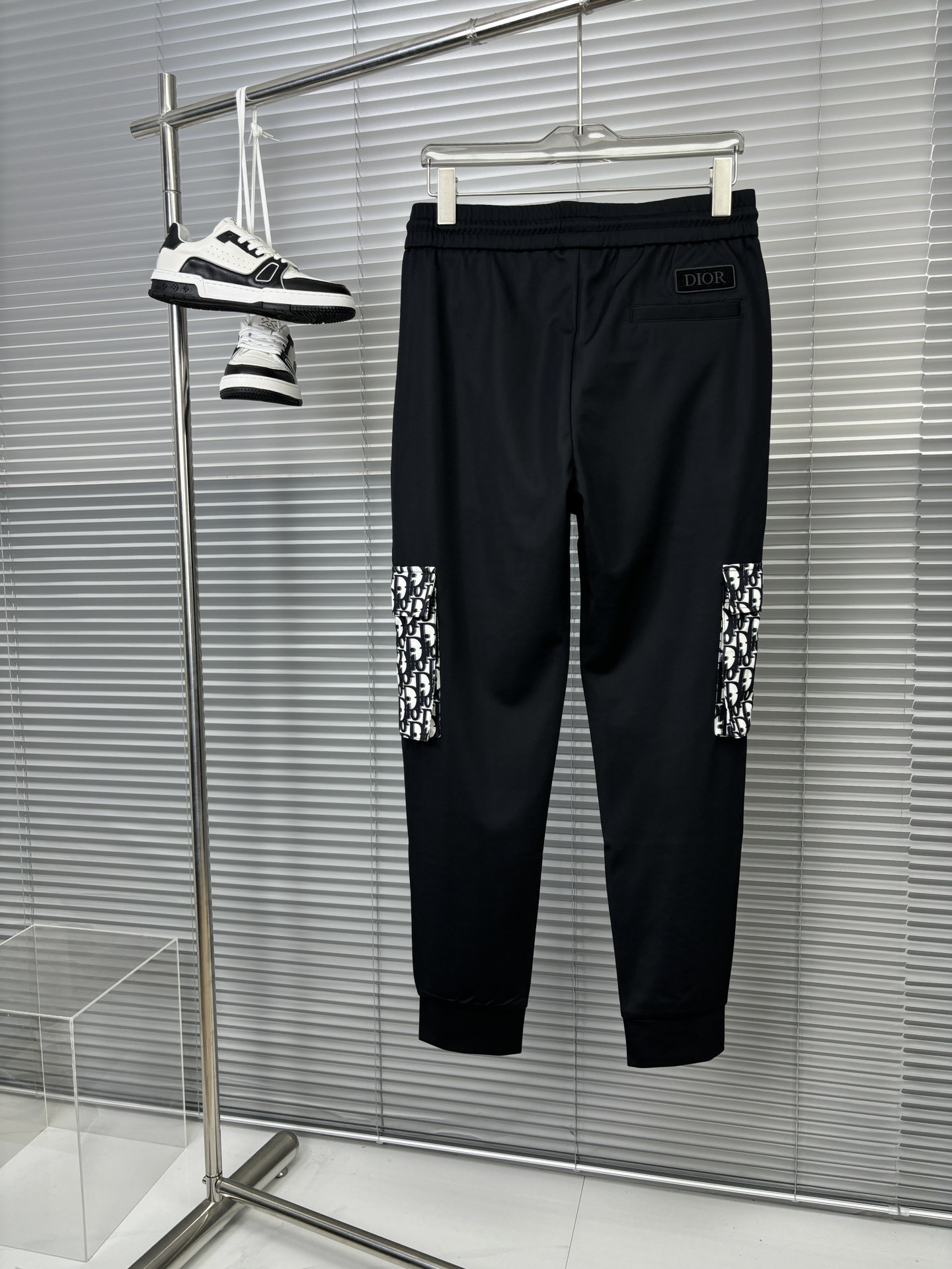 P580 CD men's casual pants fit very well real big stock order just the right slim fit fit very good to reflect the male slender physique this fashion among the celebrities fashion celebrities appear high follow the trend of fashion to create their own male charisma M-3XL