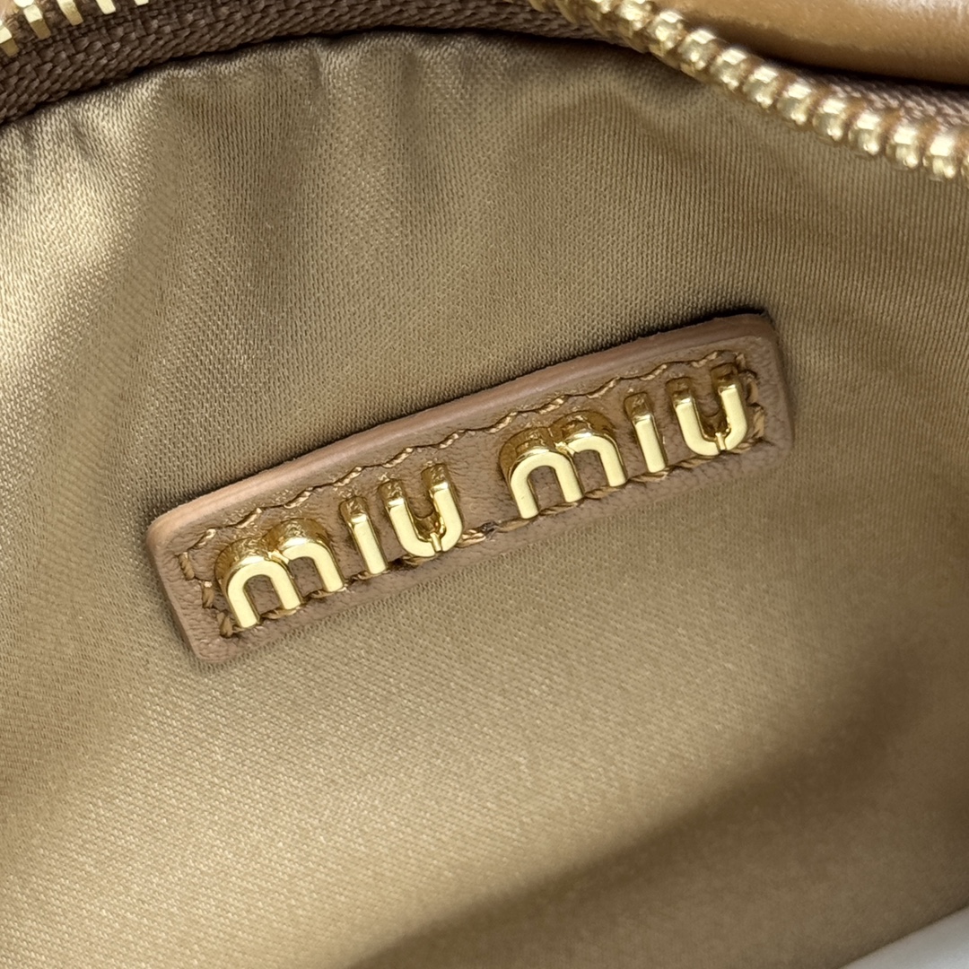 P1500 MiuWander handbags 0365BC125: the use of imported lambskin classic brand iconic Matelasse texture embroidery vintage frosted hardware using the curve of the round lone retained the playful sense of the bag type overall stiff and shaped full of personality can be sweet salt capacity can be light the major fashion wrestlers almost manually a color many black milk white peacock blue daylight yellow cherry blossom pink red size: 20X17X6 with original packaging