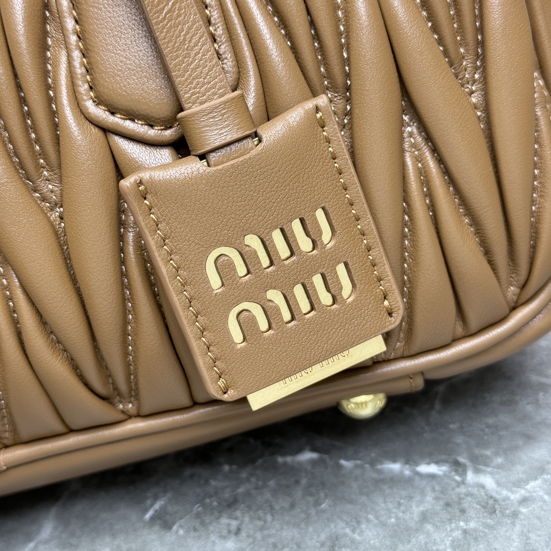 ¡P1760 MiuMiu nueva bolsa de bolos 0675BB148MiuMiu nueva bolsa de bolos sitio web oficial para promover la explosión absoluta de este año 🔥 estilo superior de piel de cordero importada MiuMiu estilo único Matelasse cuerpo patrón exquisito tridimensional y elegante logotipo grabado frontal y el color de la piel eco correa de hombro desmontable de cuero ajustable forro de satén de algodón con bolsillos con cremallera muchas celebridades en línea! Tamaño 27X12X9Cm en su embalaje original.