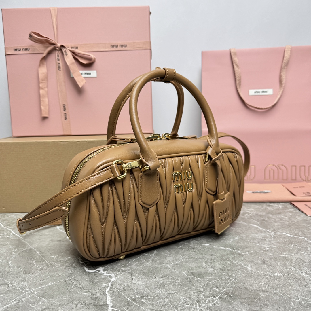 ¡P1760 MiuMiu nueva bolsa de bolos 0675BB148MiuMiu nueva bolsa de bolos sitio web oficial para promover la explosión absoluta de este año 🔥 estilo superior de piel de cordero importada MiuMiu estilo único Matelasse cuerpo patrón exquisito tridimensional y elegante logotipo grabado frontal y el color de la piel eco correa de hombro desmontable de cuero ajustable forro de satén de algodón con bolsillos con cremallera muchas celebridades en línea! Tamaño 27X12X9Cm en su embalaje original.