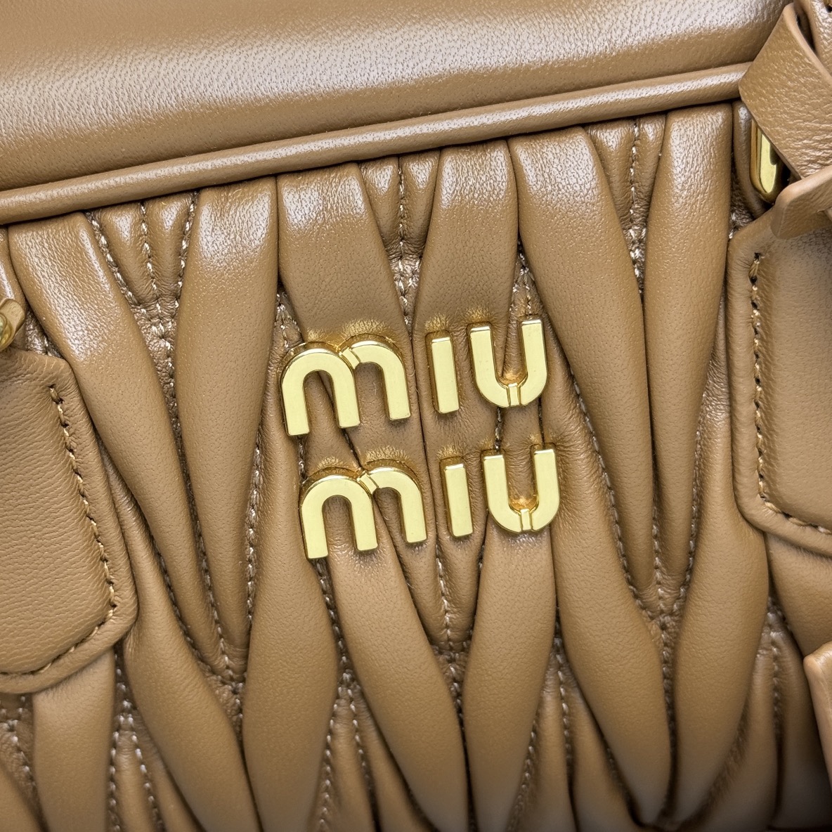 ¡P1760 MiuMiu nueva bolsa de bolos 0675BB148MiuMiu nueva bolsa de bolos sitio web oficial para promover la explosión absoluta de este año 🔥 estilo superior de piel de cordero importada MiuMiu estilo único Matelasse cuerpo patrón exquisito tridimensional y elegante logotipo grabado frontal y el color de la piel eco correa de hombro desmontable de cuero ajustable forro de satén de algodón con bolsillos con cremallera muchas celebridades en línea! Tamaño 27X12X9Cm en su embalaje original.