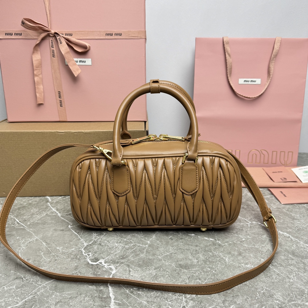 ¡P1760 MiuMiu nueva bolsa de bolos 0675BB148MiuMiu nueva bolsa de bolos sitio web oficial para promover la explosión absoluta de este año 🔥 estilo superior de piel de cordero importada MiuMiu estilo único Matelasse cuerpo patrón exquisito tridimensional y elegante logotipo grabado frontal y el color de la piel eco correa de hombro desmontable de cuero ajustable forro de satén de algodón con bolsillos con cremallera muchas celebridades en línea! Tamaño 27X12X9Cm en su embalaje original.