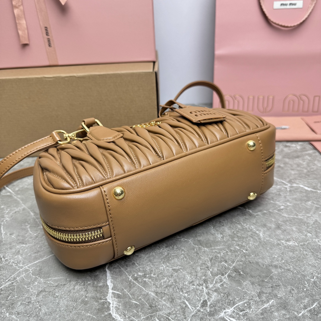 ¡P1760 MiuMiu nueva bolsa de bolos 0675BB148MiuMiu nueva bolsa de bolos sitio web oficial para promover la explosión absoluta de este año 🔥 estilo superior de piel de cordero importada MiuMiu estilo único Matelasse cuerpo patrón exquisito tridimensional y elegante logotipo grabado frontal y el color de la piel eco correa de hombro desmontable de cuero ajustable forro de satén de algodón con bolsillos con cremallera muchas celebridades en línea! Tamaño 27X12X9Cm en su embalaje original.