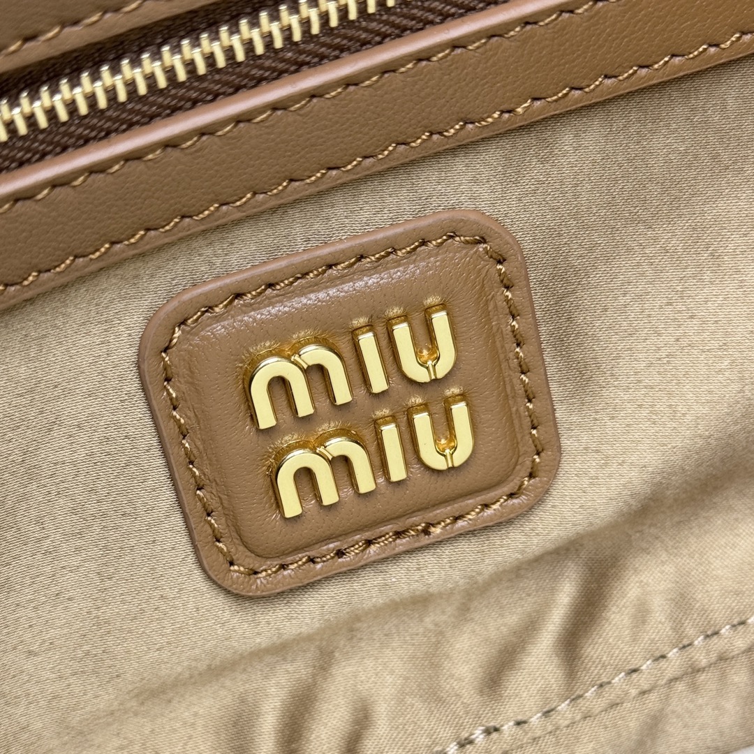 ¡P1760 MiuMiu nueva bolsa de bolos 0675BB148MiuMiu nueva bolsa de bolos sitio web oficial para promover la explosión absoluta de este año 🔥 estilo superior de piel de cordero importada MiuMiu estilo único Matelasse cuerpo patrón exquisito tridimensional y elegante logotipo grabado frontal y el color de la piel eco correa de hombro desmontable de cuero ajustable forro de satén de algodón con bolsillos con cremallera muchas celebridades en línea! Tamaño 27X12X9Cm en su embalaje original.