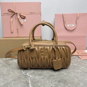 ¡P1760 MiuMiu nueva bolsa de bolos 0675BB148MiuMiu nueva bolsa de bolos sitio web oficial para promover la explosión absoluta de este año 🔥 estilo superior de piel de cordero importada MiuMiu estilo único Matelasse cuerpo patrón exquisito tridimensional y elegante logotipo grabado frontal y el color de la piel eco correa de hombro desmontable de cuero ajustable forro de satén de algodón con bolsillos con cremallera muchas celebridades en línea! Tamaño 27X12X9Cm en su embalaje original.