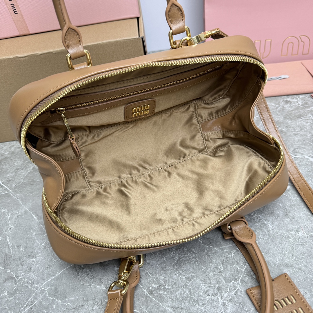 ¡P1760 MiuMiu nueva bolsa de bolos 0675BB148MiuMiu nueva bolsa de bolos sitio web oficial para promover la explosión absoluta de este año 🔥 estilo superior de piel de cordero importada MiuMiu estilo único Matelasse cuerpo patrón exquisito tridimensional y elegante logotipo grabado frontal y el color de la piel eco correa de hombro desmontable de cuero ajustable forro de satén de algodón con bolsillos con cremallera muchas celebridades en línea! Tamaño 27X12X9Cm en su embalaje original.