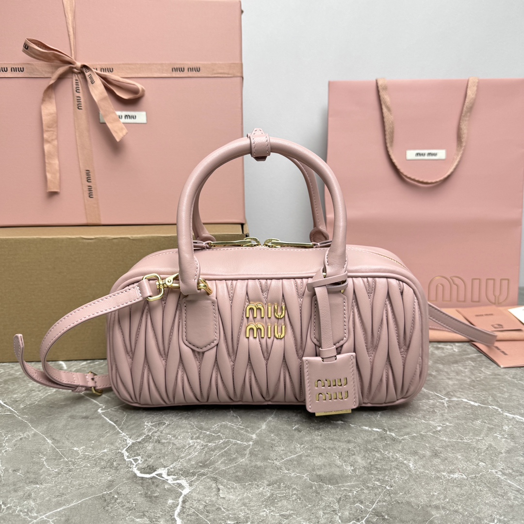 P1760  MiuMiu新款保龄球包包0675BB148MiuMiu新款保龄球包包官网主推今年绝对爆🔥款式顶级进口小羊皮MiuMiu独具风格Matelasse图案包身精致立体有型正面刻字徽标与皮革颜色相呼应可拆卸可调节皮革长肩带棉质缎面衬里配拉链式口袋众多明星网红同款尺寸27X12X9Cm配原版包装-高仿包包