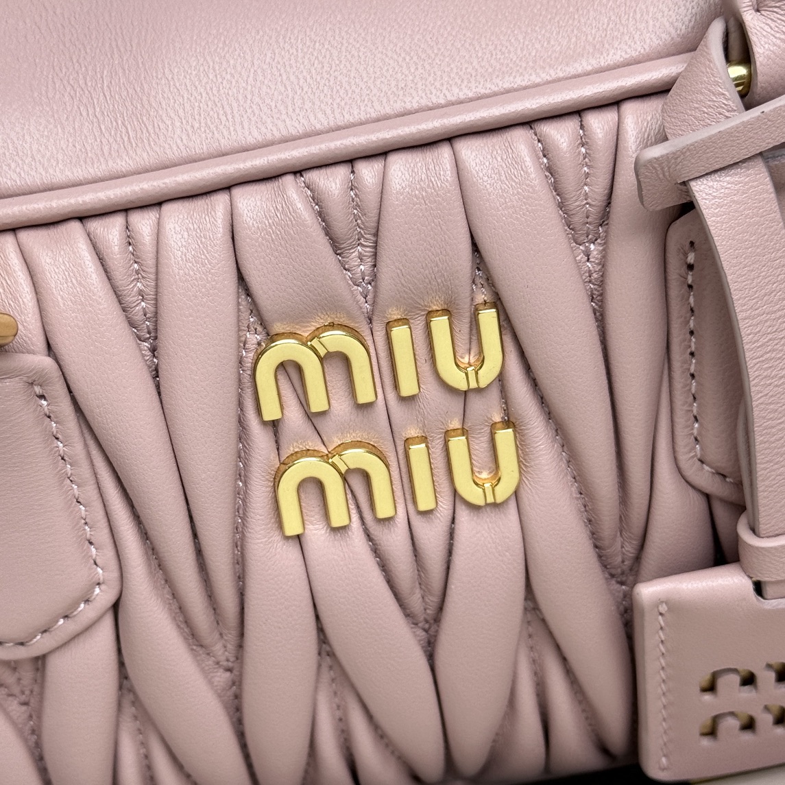 P1760 MiuMiu new bowling bag 0675BB148MiuMiu new bowling bag official website to promote this year's absolute explosion 🔥 style top imported lambskin MiuMiu unique style Matelasse pattern body exquisite three-dimensional and stylish front engraved logo and the color of the leather echo detachable adjustable leather shoulder strap cotton satin lining with zipper pockets many celebrities online! Size 27X12X9Cm with original packaging