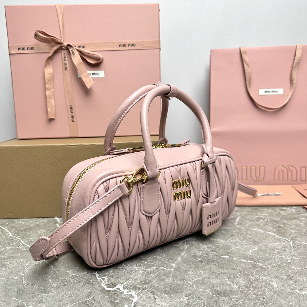 ¡P1760 MiuMiu nueva bolsa de bolos 0675BB148MiuMiu nueva bolsa de bolos sitio web oficial para promover la explosión absoluta de este año 🔥 estilo superior de piel de cordero importada MiuMiu estilo único Matelasse cuerpo patrón exquisito tridimensional y elegante logotipo grabado frontal y el color de la piel eco correa de hombro desmontable de cuero ajustable forro de satén de algodón con bolsillos con cremallera muchas celebridades en línea! Tamaño 27X12X9Cm en su embalaje original.