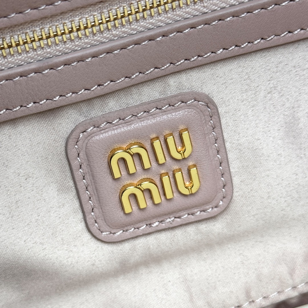 ¡P1760 MiuMiu nueva bolsa de bolos 0675BB148MiuMiu nueva bolsa de bolos sitio web oficial para promover la explosión absoluta de este año 🔥 estilo superior de piel de cordero importada MiuMiu estilo único Matelasse cuerpo patrón exquisito tridimensional y elegante logotipo grabado frontal y el color de la piel eco correa de hombro desmontable de cuero ajustable forro de satén de algodón con bolsillos con cremallera muchas celebridades en línea! Tamaño 27X12X9Cm en su embalaje original.