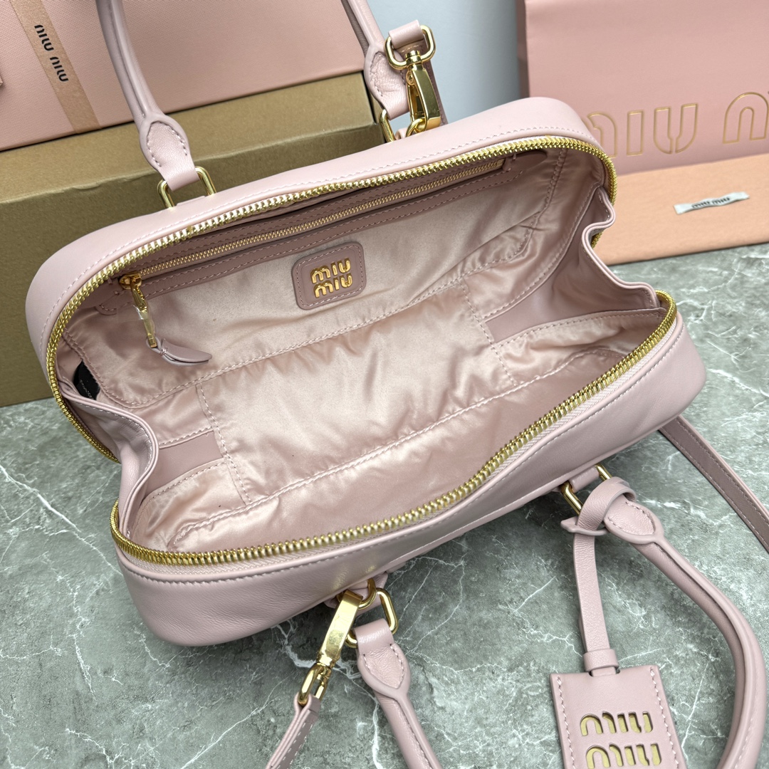 ¡P1760 MiuMiu nueva bolsa de bolos 0675BB148MiuMiu nueva bolsa de bolos sitio web oficial para promover la explosión absoluta de este año 🔥 estilo superior de piel de cordero importada MiuMiu estilo único Matelasse cuerpo patrón exquisito tridimensional y elegante logotipo grabado frontal y el color de la piel eco correa de hombro desmontable de cuero ajustable forro de satén de algodón con bolsillos con cremallera muchas celebridades en línea! Tamaño 27X12X9Cm en su embalaje original.