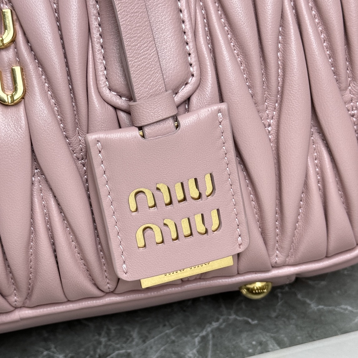 ¡P1760 MiuMiu nueva bolsa de bolos 0675BB148MiuMiu nueva bolsa de bolos sitio web oficial para promover la explosión absoluta de este año 🔥 estilo superior de piel de cordero importada MiuMiu estilo único Matelasse cuerpo patrón exquisito tridimensional y elegante logotipo grabado frontal y el color de la piel eco correa de hombro desmontable de cuero ajustable forro de satén de algodón con bolsillos con cremallera muchas celebridades en línea! Tamaño 27X12X9Cm en su embalaje original.