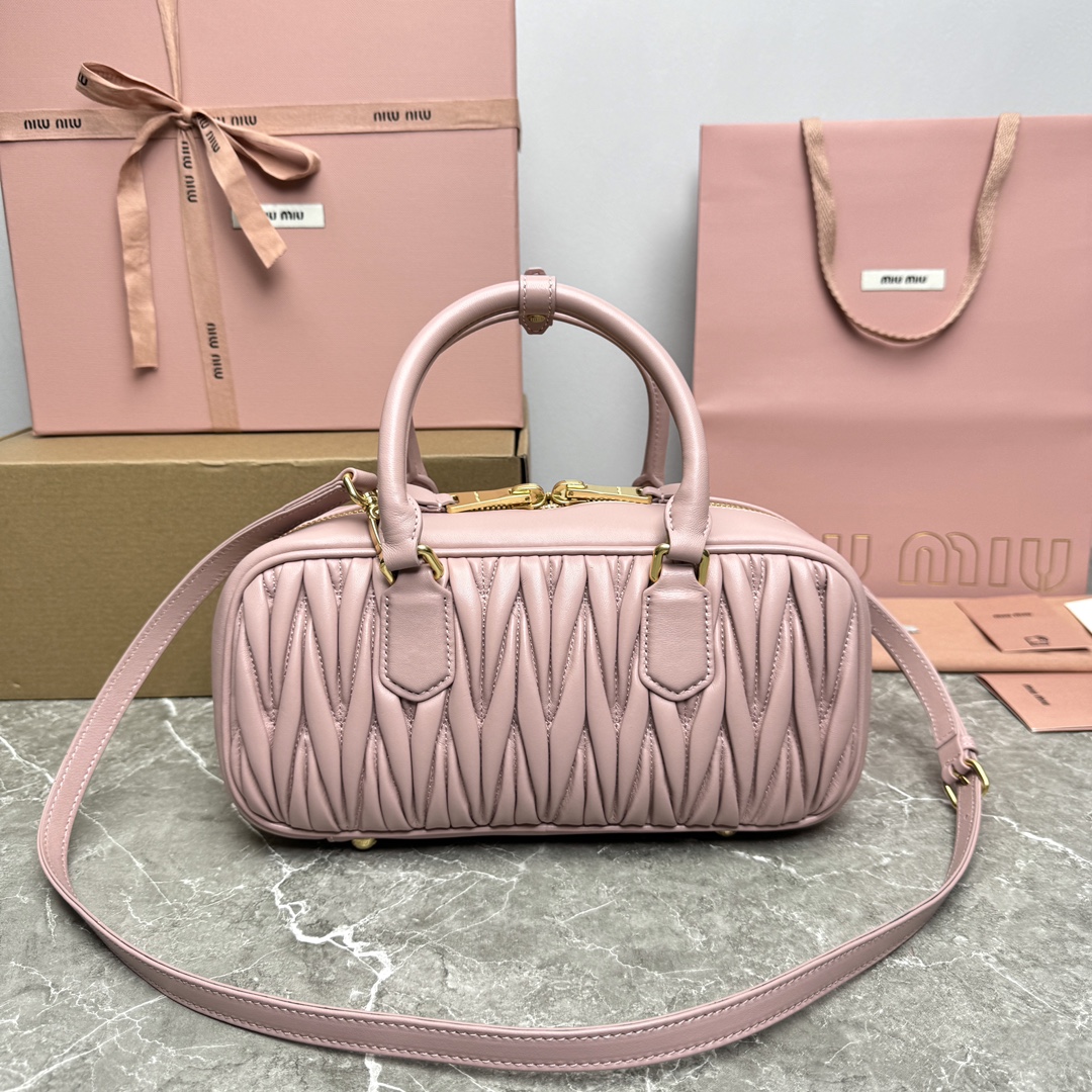 ¡P1760 MiuMiu nueva bolsa de bolos 0675BB148MiuMiu nueva bolsa de bolos sitio web oficial para promover la explosión absoluta de este año 🔥 estilo superior de piel de cordero importada MiuMiu estilo único Matelasse cuerpo patrón exquisito tridimensional y elegante logotipo grabado frontal y el color de la piel eco correa de hombro desmontable de cuero ajustable forro de satén de algodón con bolsillos con cremallera muchas celebridades en línea! Tamaño 27X12X9Cm en su embalaje original.