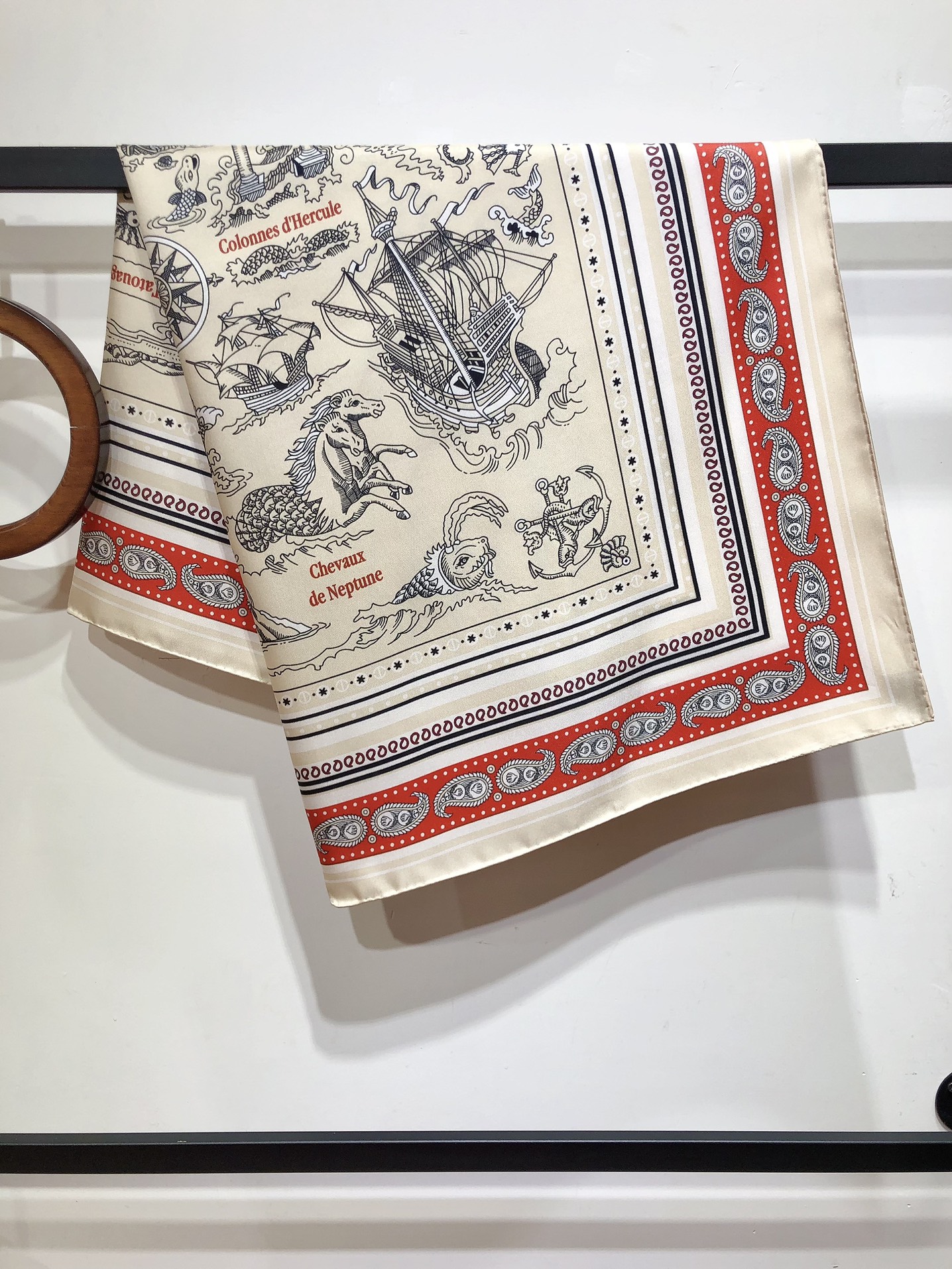 Image [7]-P230🌼SHMS2488🌼HERMES Sailor's Tattoo 90cm Silk Square Scarf💖 Le cheval de Neptune, le pilier d'Hercule, les récifs dangereux et l'île aux Ours sont des noms qui évoquent des images de tatouages nautiques et de cartes anciennes de créatures extraordinaires peuplant les sirènes, les dauphins et les galions. Le motif du foulard en soie du galion a reçu une finition bicolore qui lui donne une nouvelle allure. Cet accessoire Hermès peut être porté de multiples façons et complétera n'importe quelle tenue, qu'il soit noué autour du cou ou porté comme blouse, ceinture ou foulard. Caractéristiques : 90x90cm 100% Twill Silk-Sacs de haute qualité