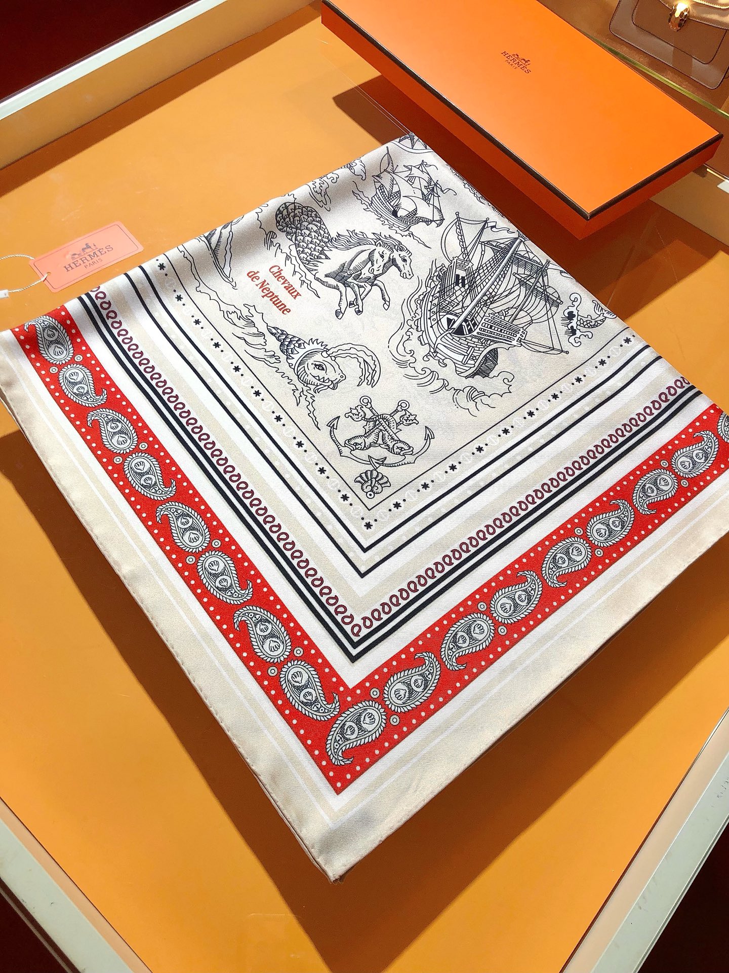 Image [4]-P230🌼SHMS2488🌼HERMES Sailor's Tattoo 90cm Silk Square Scarf💖 Le cheval de Neptune, le pilier d'Hercule, les récifs dangereux et l'île aux Ours sont des noms qui évoquent des images de tatouages nautiques et de cartes anciennes de créatures extraordinaires peuplant les sirènes, les dauphins et les galions. Le motif du foulard en soie du galion a reçu une finition bicolore qui lui donne une nouvelle allure. Cet accessoire Hermès peut être porté de multiples façons et complétera n'importe quelle tenue, qu'il soit noué autour du cou ou porté comme blouse, ceinture ou foulard. Caractéristiques : 90x90cm 100% Twill Silk-Sacs de haute qualité