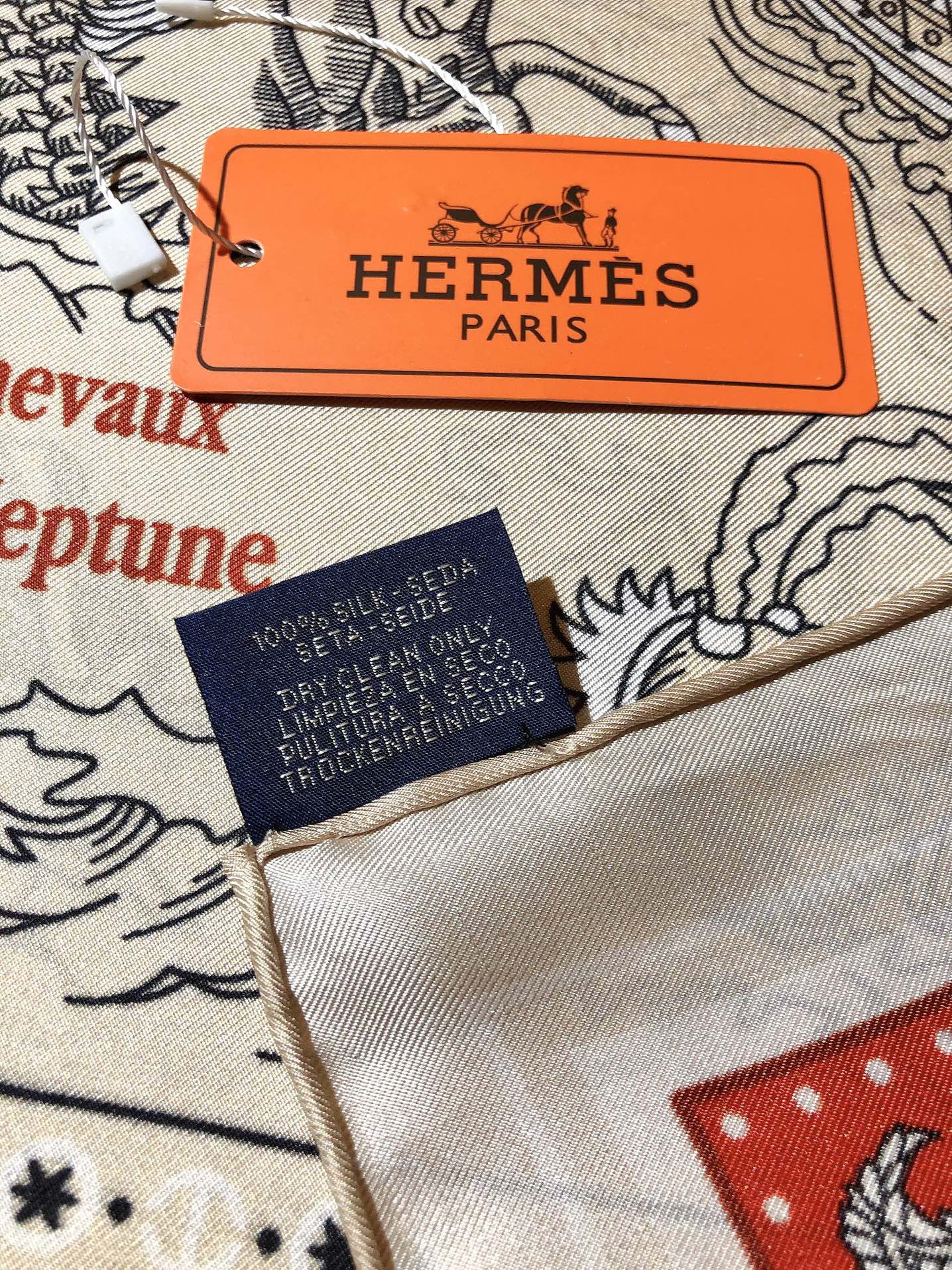 Image [6]-P230🌼SHMS2488🌼HERMES Sailor's Tattoo 90cm Silk Square Scarf💖 Le cheval de Neptune, le pilier d'Hercule, les récifs dangereux et l'île aux ours sont des noms qui évoquent des images de tatouages nautiques et d'anciennes cartes de créatures extraordinaires peuplant les sirènes, les dauphins et les galions. Le motif du foulard en soie du galion a reçu une finition bicolore qui lui donne une nouvelle allure. Cet accessoire Hermès peut être porté de multiples façons et complétera n'importe quelle tenue, qu'il soit noué autour du cou ou porté comme blouse, ceinture ou foulard. Caractéristiques : 90x90cm 100% Twill Silk-Sacs de haute qualité