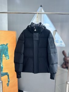 Image [1]-P1200 Moncler Moncler Cattle 2024 Autumn/Winter Men's Pure 90 Down Jacket ! Noble pedigree, sensation duveteuse, temps froid, prêt-à-porter haut de gamme, l'ensemble du vêtement utilisant la conception artisanale lourde à la main, la partie intérieure du support du squelette sont tous sur les bandes de revêtement imperméable à la main en forme d'imperméable extérieur comme le ton des éléments de conception de la mode n'est pas dominé par la fonctionnalité des modèles pratiques de la rue haute remplis de sélection importée de haute qualité de 90 duvet de canard blanc + 10 plumes, poids gramme élevé et épais, chaleur rapide et polythermique est très bon pour rassembler l'artisanat traditionnel de Zegna symbole de la pièce et de donner la nouvelle saison de la mode et de l'énergie et de la mode. Zegna artisanat traditionnel Symbole pièce et donne la nouvelle saison de la vitalité de la mode et de la valeur esthétique de la mode aussi Zhuang et harmonieux style élite urbaine hommes préférés Taille : 1-5 yards 178 140 livres porter L Slim maximum peut porter 190 livres-High réplique sacs à main.