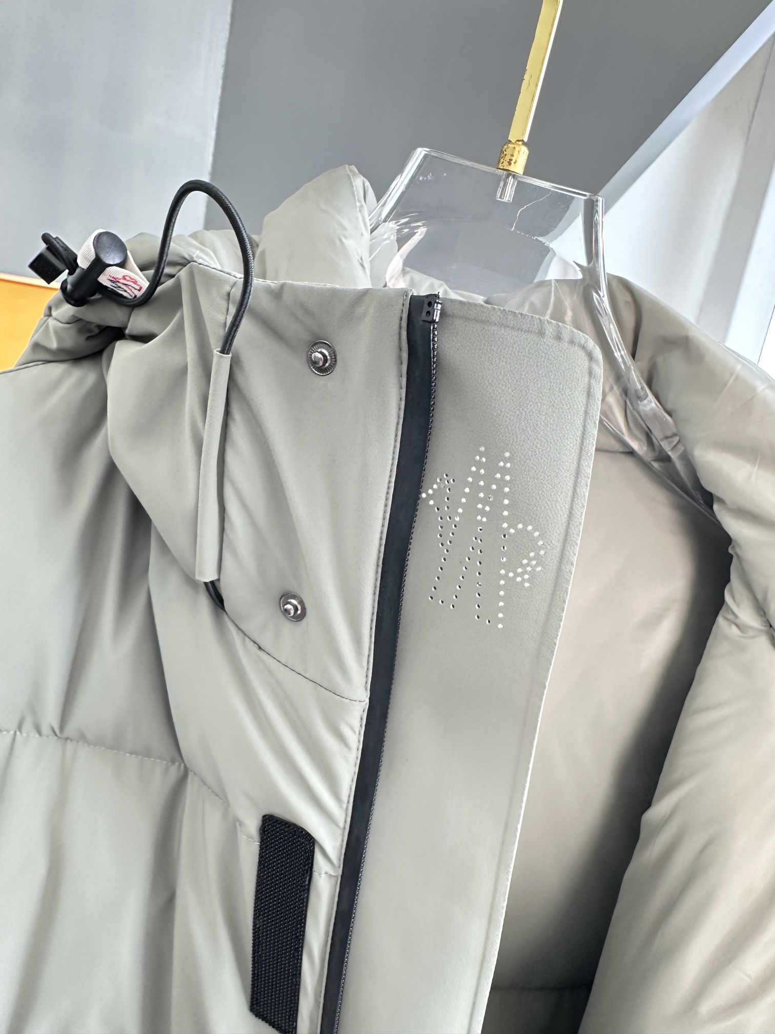 ¡P1460 Moncler Hombres Otoño / Invierno 2024 Pure 90 chaqueta de plumas! Noble linaje, lleno de sensación esponjosa, arma fría, de gama alta de primer nivel prêt-à-porter de la ropa, toda la prenda está diseñada utilizando la mano-pesada artesanía, la parte interior del esqueleto como un soporte están cubiertos con tiras de mano en relieve de revestimiento impermeable en forma de una silueta impermeable al aire libre como el tono de la integración de los elementos de diseño de la moda no es orientada a la funcionalidad de alta calle modelos prácticos llenos de importación de alto grado de selección de 90 pato blanco hacia abajo + 10 plumas, de alto peso, de espesor, el calor rápido y el calor politérmico es muy bueno para recoger la artesanía tradicional de Zegna. Zegna artesanía tradicional pieza Símbolo y da la nueva temporada de la vitalidad de la moda y el valor estético de la moda también Zhuang y el estilo armonioso de los hombres de élite urbana preferida Tamaño: 1-5 yardas 178 140 libras desgaste L Slim máximo usable 190 libras