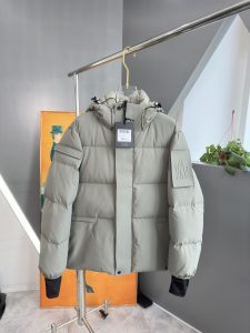 Image [1]-P1200 Moncler Moncler Cattle 2024 Autumn/Winter Men's Pure 90 Down Jacket ! Noble pedigree, sensation duveteuse, temps froid, prêt-à-porter haut de gamme, l'ensemble du vêtement utilisant la conception artisanale lourde à la main, la partie intérieure du support du squelette sont tous sur les bandes de revêtement imperméable à la main en forme d'imperméable extérieur comme le ton des éléments de conception de la mode n'est pas dominé par la fonctionnalité des modèles pratiques de la rue haute remplis de sélection importée de haute qualité de 90 duvet de canard blanc + 10 plumes, poids gramme élevé et épais, chaleur rapide et polythermique est très bon pour rassembler l'artisanat traditionnel de Zegna symbole de la pièce et de donner la nouvelle saison de la mode et de l'énergie et de la mode. Zegna artisanat traditionnel Symbole pièce et donne la nouvelle saison de la vitalité de la mode et de la valeur esthétique de la mode aussi Zhuang et harmonieux style élite urbaine hommes préférés Taille : 1-5 yards 178 140 livres porter L Slim maximum peut porter 190 livres-High réplique sacs à main.