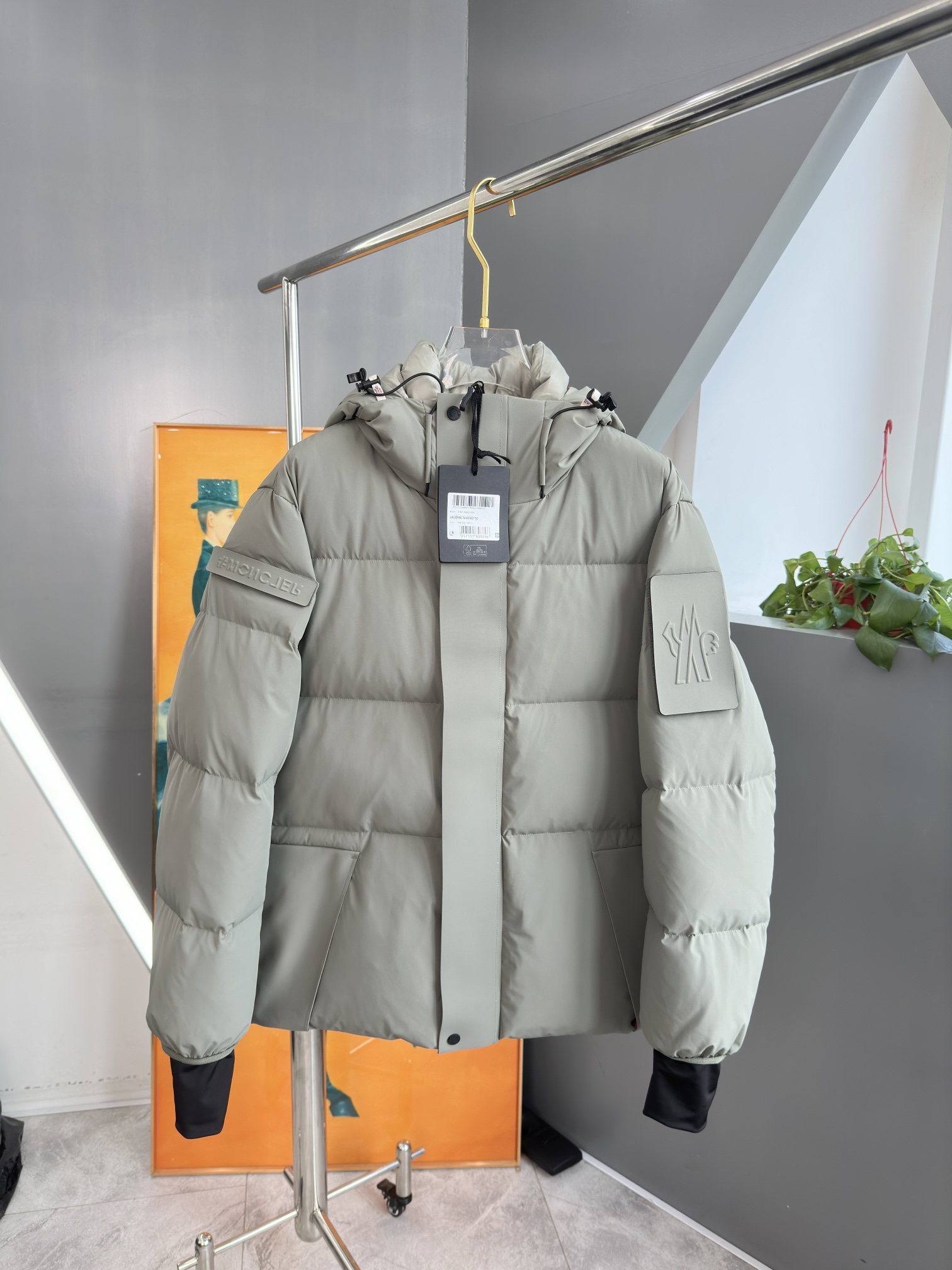 P1460 Moncler Moncler Fall/Winter 2024 Men's Pure 90 Down Jacket! Noble lineage, fluffy feeling, cold weather, high-end top tier ready-to-wear clothing, the entire garment is designed using hand-heavy craftsmanship, the inner part of the skeleton as a support are covered with hand-embossed strips of waterproof coating in the form of outdoor raincoat silhouette as the tone of the integration of the design elements of fashion is not functionality-oriented, high-street practical wear models filled with imported high-grade selection of 90 white duck down + 10 feathers, high gram weight, thick, quick-heat as well as polythermal warmth, the effect of gathering the best! Zegna's traditional craftsmanship Symbol piece and gives the new season of fashion vitality and fashion aesthetic value also Zhuang and harmonious style urban elite men preferred Size: 1-5 yards 178 140 pounds wear L Slim maximum wearable 190 pounds