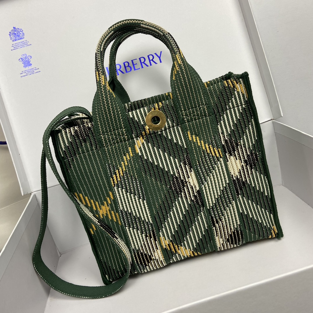 Bolso tote verde de Burberry Tamaño: 25 x 11 x 22 cm Longitud mínima vertical de la correa para el hombro: 45 cm Longitud máxima vertical de la correa para el hombro: 48 cm Bolso tote suave y flexible confeccionado en punto italiano y decorado con un estampado de cuadros de Burberry en un diseño ligero y sin forro con cierre a presión con el logotipo grabado de Equestrian Knights (EKD).- Asa bandolera desmontable- Cierre de botón a presión- Bolsillo interior con cremallera- Herrajes de metal cepillado- Logotipo de jinete ecuestre grabado en el cierre