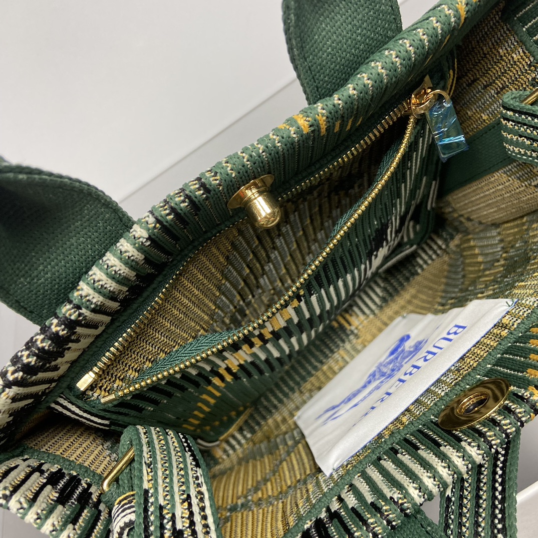 Bolso tote verde de Burberry Tamaño: 25 x 11 x 22 cm Longitud mínima vertical de la correa para el hombro: 45 cm Longitud máxima vertical de la correa para el hombro: 48 cm Bolso tote suave y flexible confeccionado en punto italiano y decorado con un estampado de cuadros de Burberry en un diseño ligero y sin forro con cierre a presión con el logotipo grabado de Equestrian Knights (EKD).- Asa bandolera desmontable- Cierre de botón a presión- Bolsillo interior con cremallera- Herrajes de metal cepillado- Logotipo de jinete ecuestre grabado en el cierre