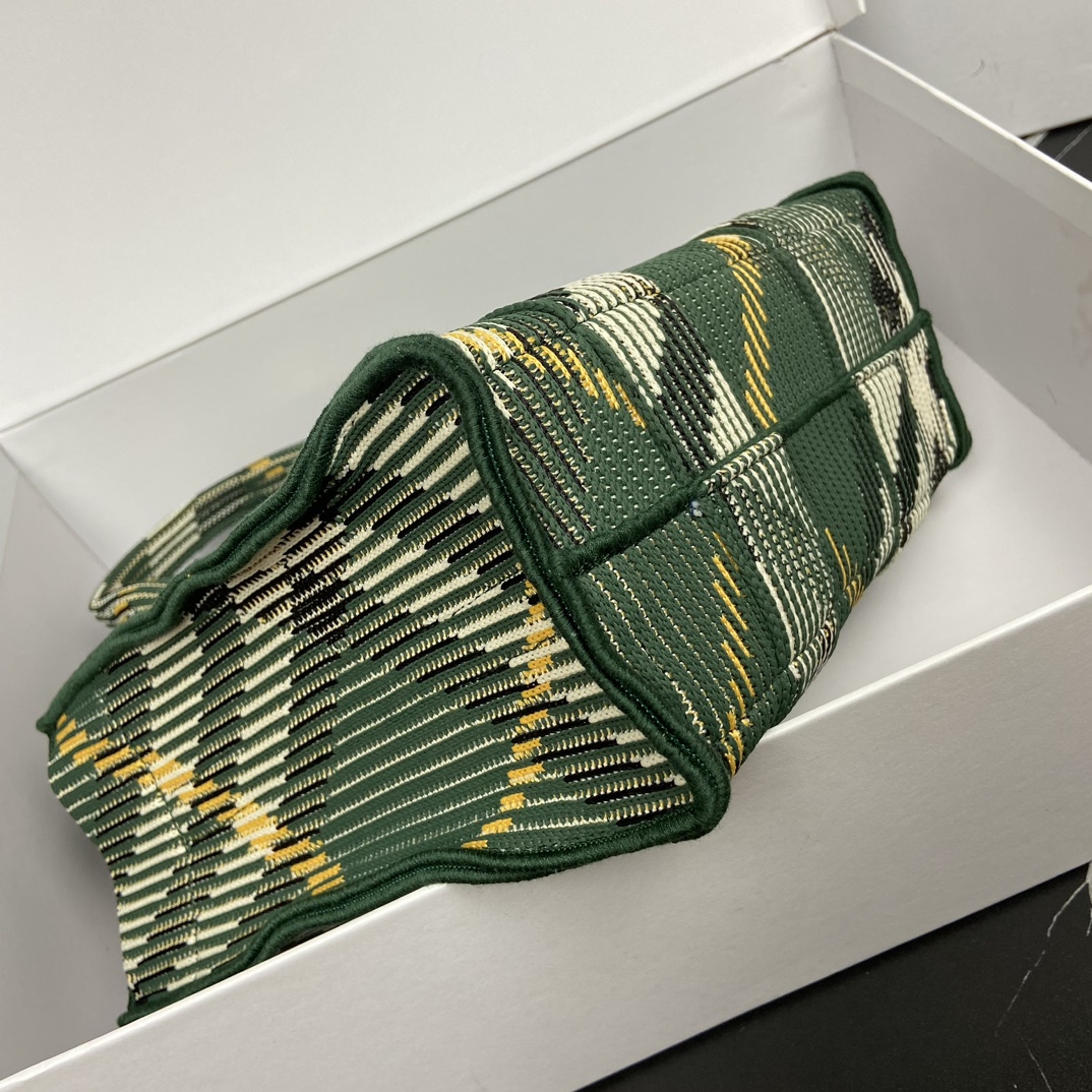 Bolso tote verde de Burberry Tamaño: 25 x 11 x 22 cm Longitud mínima vertical de la correa para el hombro: 45 cm Longitud máxima vertical de la correa para el hombro: 48 cm Bolso tote suave y flexible confeccionado en punto italiano y decorado con un estampado de cuadros de Burberry en un diseño ligero y sin forro con cierre a presión con el logotipo grabado de Equestrian Knights (EKD).- Asa bandolera desmontable- Cierre de botón a presión- Bolsillo interior con cremallera- Herrajes de metal cepillado- Logotipo de jinete ecuestre grabado en el cierre