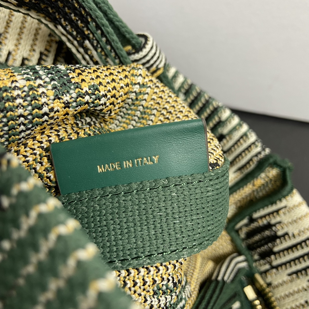 Bolso tote verde de Burberry Tamaño: 25 x 11 x 22 cm Longitud mínima vertical de la correa para el hombro: 45 cm Longitud máxima vertical de la correa para el hombro: 48 cm Bolso tote suave y flexible confeccionado en punto italiano y decorado con un estampado de cuadros de Burberry en un diseño ligero y sin forro con cierre a presión con el logotipo grabado de Equestrian Knights (EKD).- Asa bandolera desmontable- Cierre de botón a presión- Bolsillo interior con cremallera- Herrajes de metal cepillado- Logotipo de jinete ecuestre grabado en el cierre