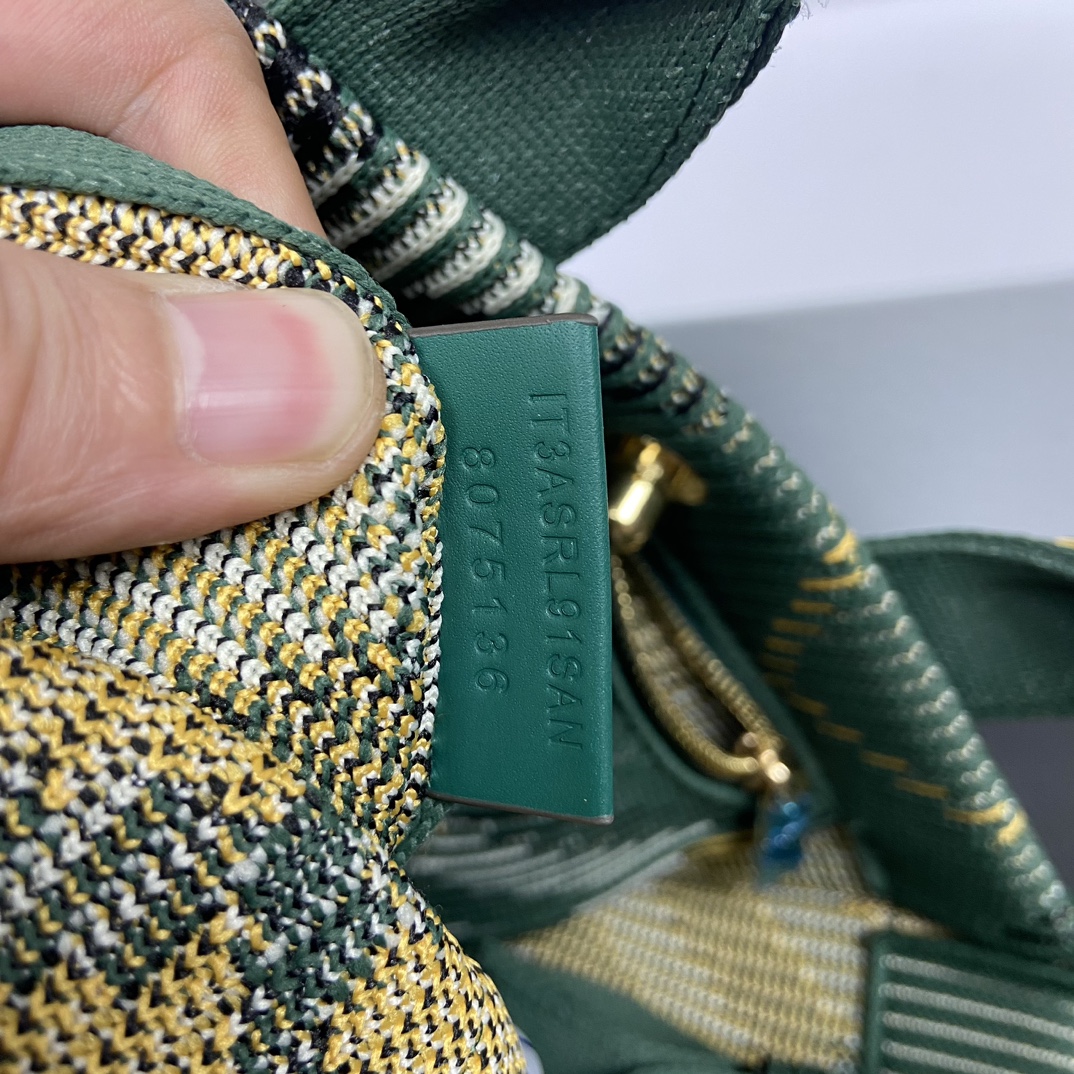 Bolso tote verde de Burberry Tamaño: 25 x 11 x 22 cm Longitud mínima vertical de la correa para el hombro: 45 cm Longitud máxima vertical de la correa para el hombro: 48 cm Bolso tote suave y flexible confeccionado en punto italiano y decorado con un estampado de cuadros de Burberry en un diseño ligero y sin forro con cierre a presión con el logotipo grabado de Equestrian Knights (EKD).- Asa bandolera desmontable- Cierre de botón a presión- Bolsillo interior con cremallera- Herrajes de metal cepillado- Logotipo de jinete ecuestre grabado en el cierre