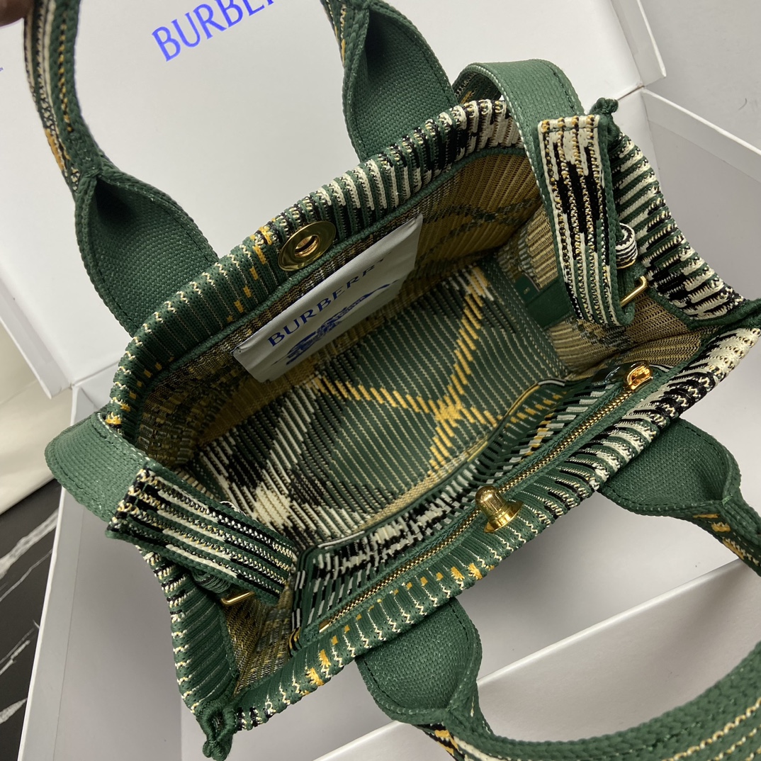 Bolso tote verde de Burberry Tamaño: 25 x 11 x 22 cm Longitud mínima vertical de la correa para el hombro: 45 cm Longitud máxima vertical de la correa para el hombro: 48 cm Bolso tote suave y flexible confeccionado en punto italiano y decorado con un estampado de cuadros de Burberry en un diseño ligero y sin forro con cierre a presión con el logotipo grabado de Equestrian Knights (EKD).- Asa bandolera desmontable- Cierre de botón a presión- Bolsillo interior con cremallera- Herrajes de metal cepillado- Logotipo de jinete ecuestre grabado en el cierre