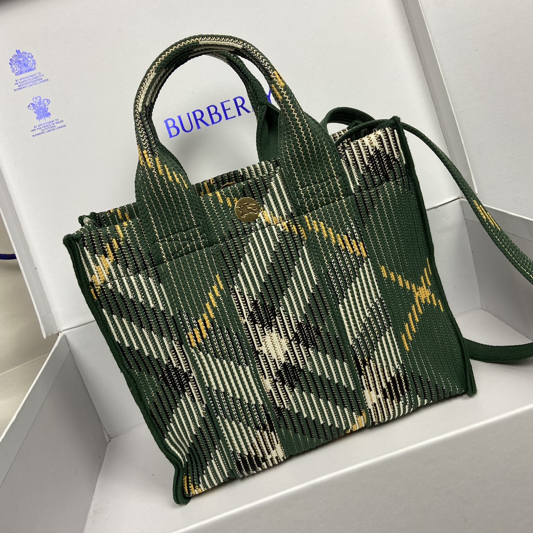 Bolso tote verde de Burberry Tamaño: 25 x 11 x 22 cm Longitud mínima vertical de la correa para el hombro: 45 cm Longitud máxima vertical de la correa para el hombro: 48 cm Bolso tote suave y flexible confeccionado en punto italiano y decorado con un estampado de cuadros de Burberry en un diseño ligero y sin forro con cierre a presión con el logotipo grabado de Equestrian Knights (EKD).- Asa bandolera desmontable- Cierre de botón a presión- Bolsillo interior con cremallera- Herrajes de metal cepillado- Logotipo de jinete ecuestre grabado en el cierre