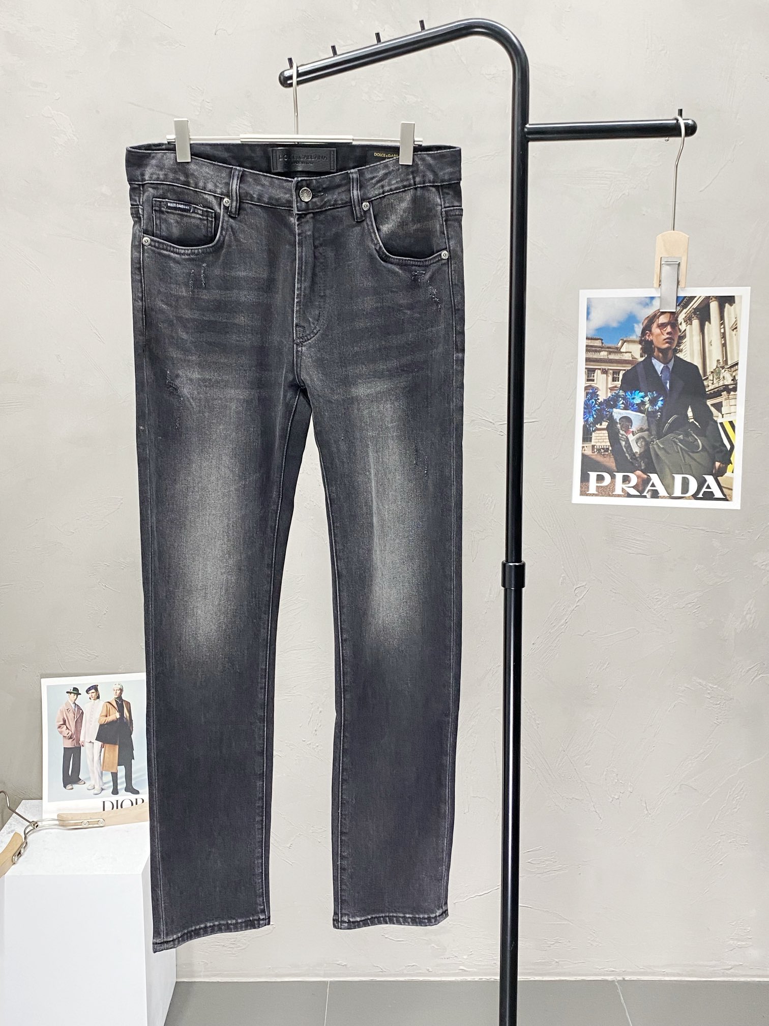 P600 Dolce&Gabbana Dolce&Gabbana 💥 Nouveau jean exclusif 👖 Version haut de gamme ! Contre les tissus personnalisés Confort respirant avec des détails impeccables Éléments de marque concepts de design reflétant la haute qualité Sensation de délicatesse et de douceur ! Présenter un tailoring décontracté sur la forme du corps est superbe ! Taille : 29-38