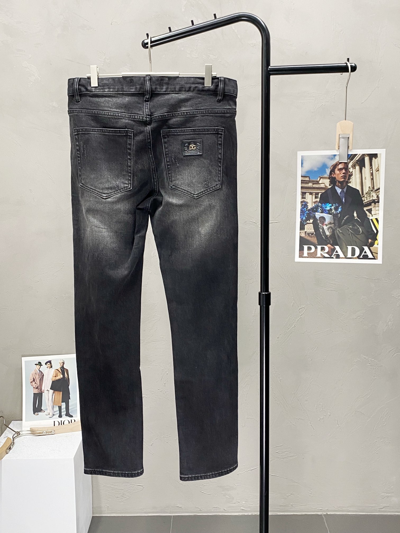 P600 Dolce&Gabbana Dolce&Gabbana 💥 Nouveau jean exclusif 👖 Version haut de gamme ! Contre les tissus personnalisés Confort respirant avec des détails impeccables Éléments de marque concepts de design reflétant la haute qualité Sensation de délicatesse et de douceur ! Présenter un tailoring décontracté sur la forme du corps est superbe ! Taille : 29-38