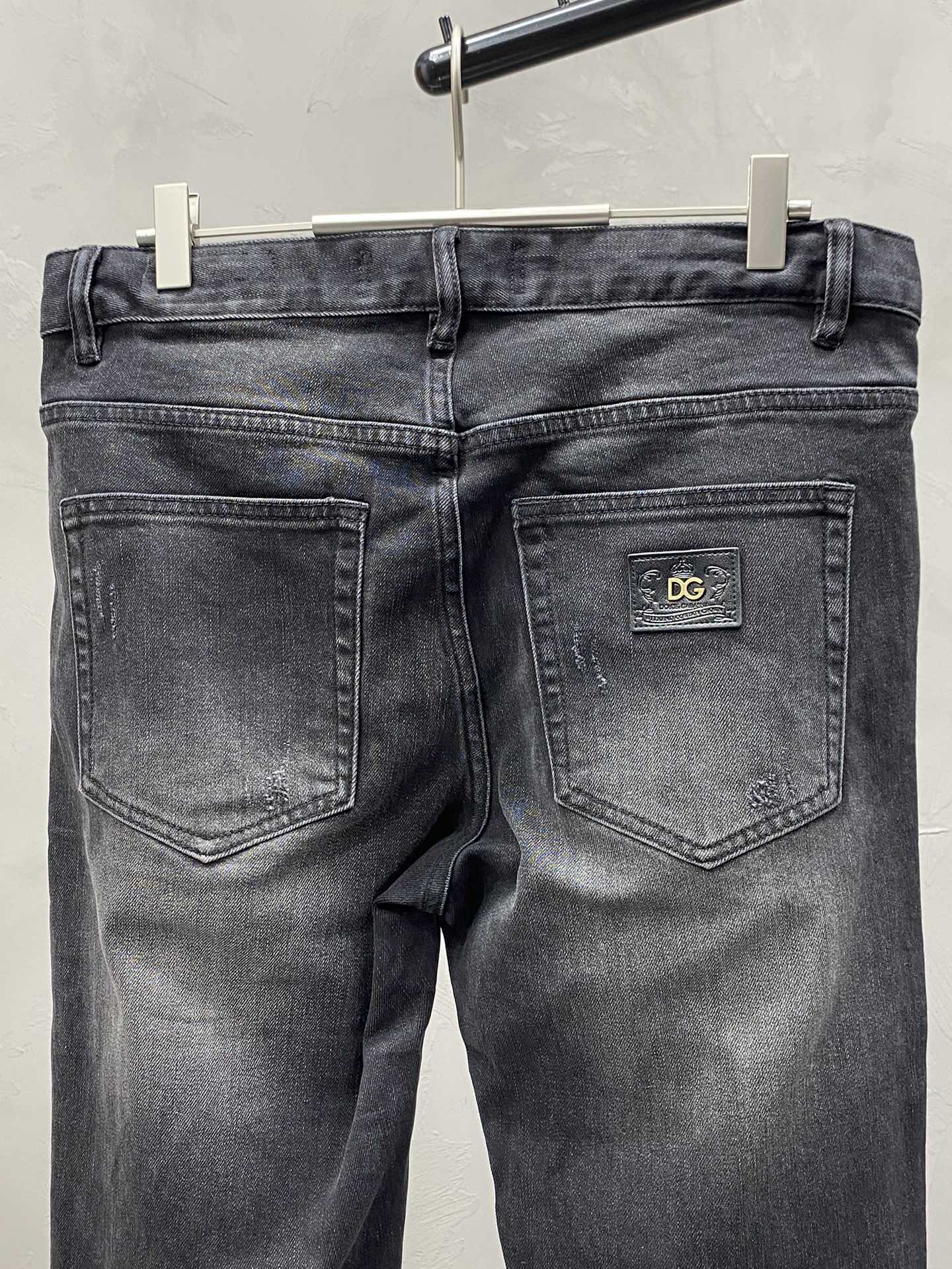 P580 Dolce&Gabbana Dolce&Gabbana 💥 Exclusive exclusive new jeans 👖 High-end version! Counter customized fabrics Breathable comfort with impeccable details Brand elements Design concepts reflecting high quality Delicate and soft handfeel! Presented in a casual cut with an awesome upper body shape! Size: 29-38