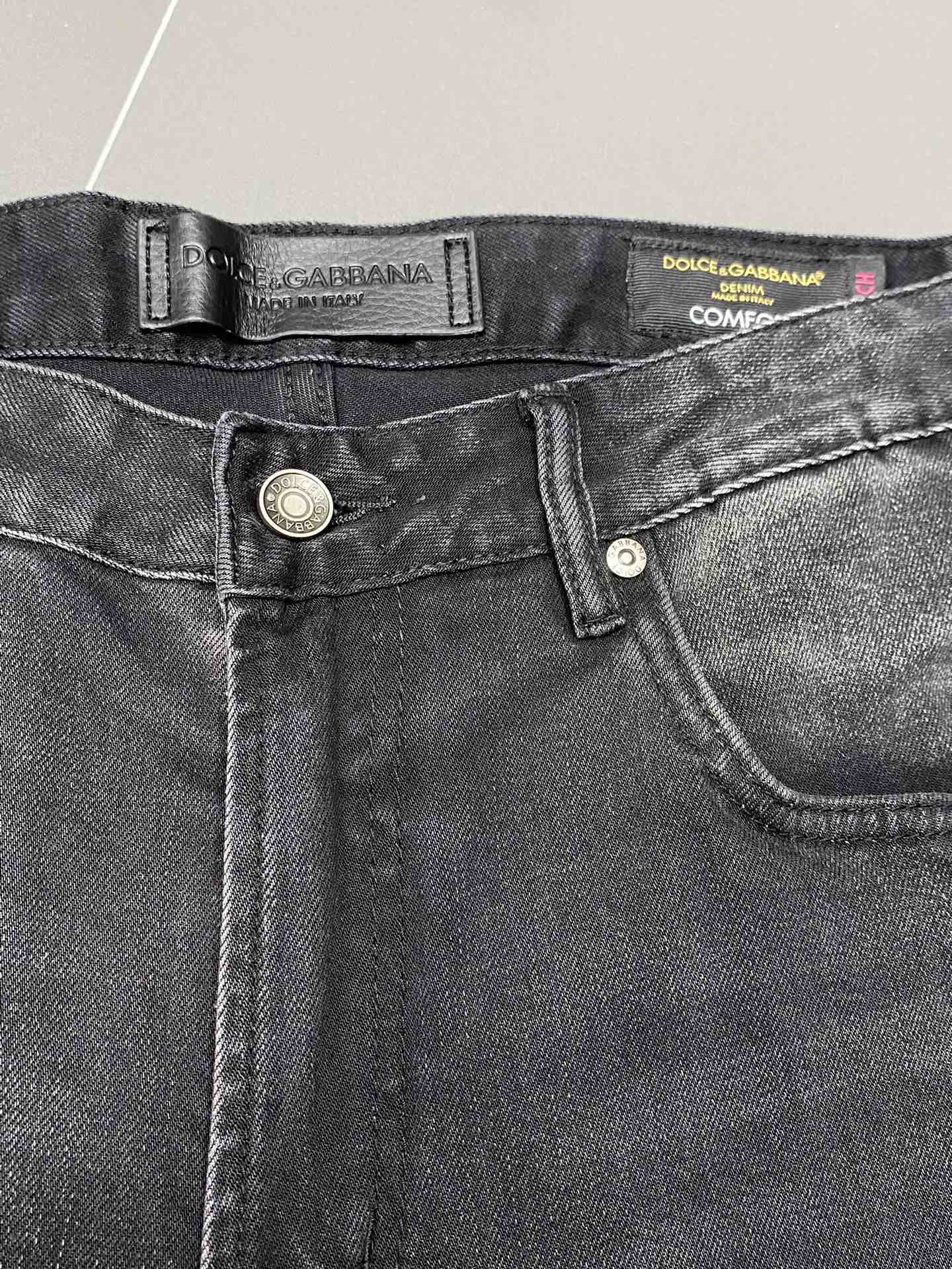 P580 Dolce&Gabbana Dolce&Gabbana 💥 Exclusive exclusive new jeans 👖 High-end version! Counter customized fabrics Breathable comfort with impeccable details Brand elements Design concepts reflecting high quality Delicate and soft handfeel! Presented in a casual cut with an awesome upper body shape! Size: 29-38