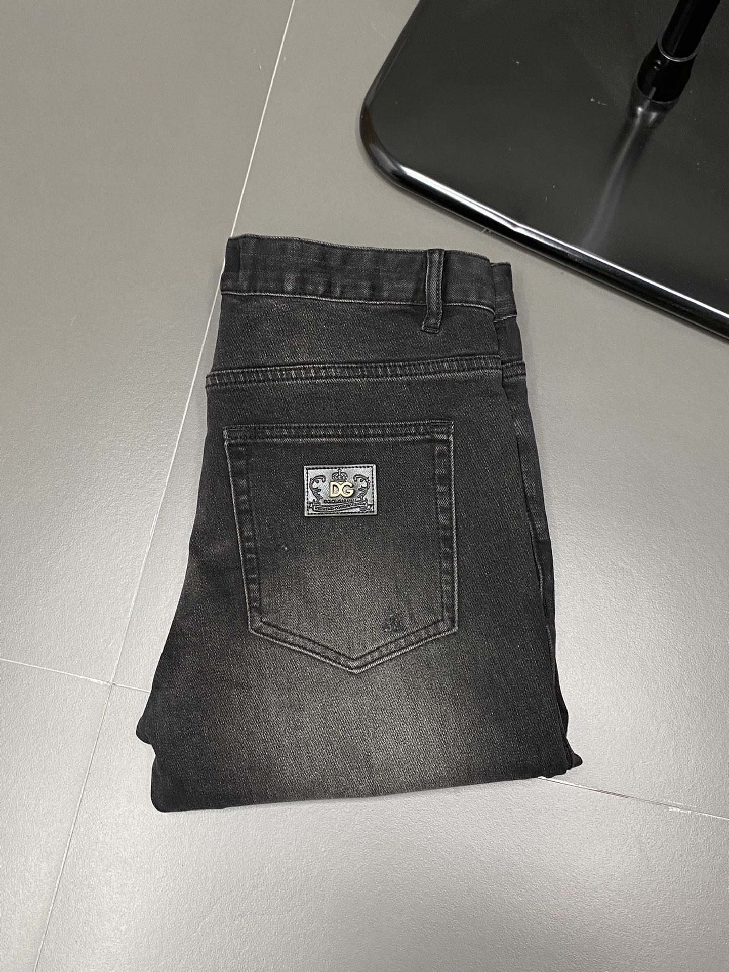 P600 Dolce&Gabbana Dolce&Gabbana 💥 Novas calças de ganga exclusivas 👖 Versão topo de gama! Tecidos personalizados de contador Conforto respirável com detalhes impecáveis Elementos da marca Conceitos de design que refletem a alta qualidade Sensação delicada e macia! Apresentando alfaiataria casual na forma do corpo é excelente! Metragem: 29-38-alto réplicas de bolsas de mão