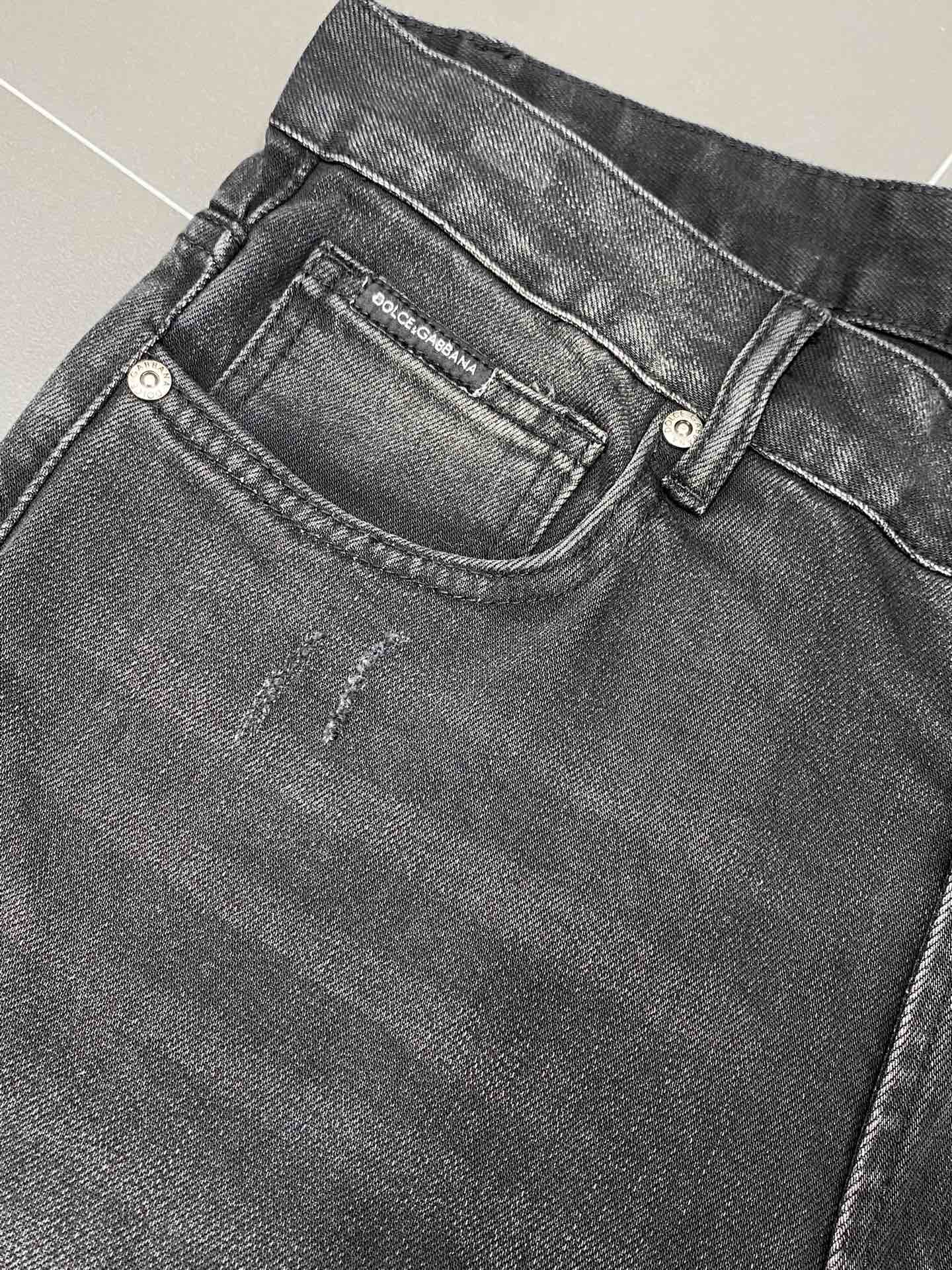 P580 Dolce&Gabbana Dolce&Gabbana 💥 Exclusive exclusive new jeans 👖 High-end version! Counter customized fabrics Breathable comfort with impeccable details Brand elements Design concepts reflecting high quality Delicate and soft handfeel! Presented in a casual cut with an awesome upper body shape! Size: 29-38