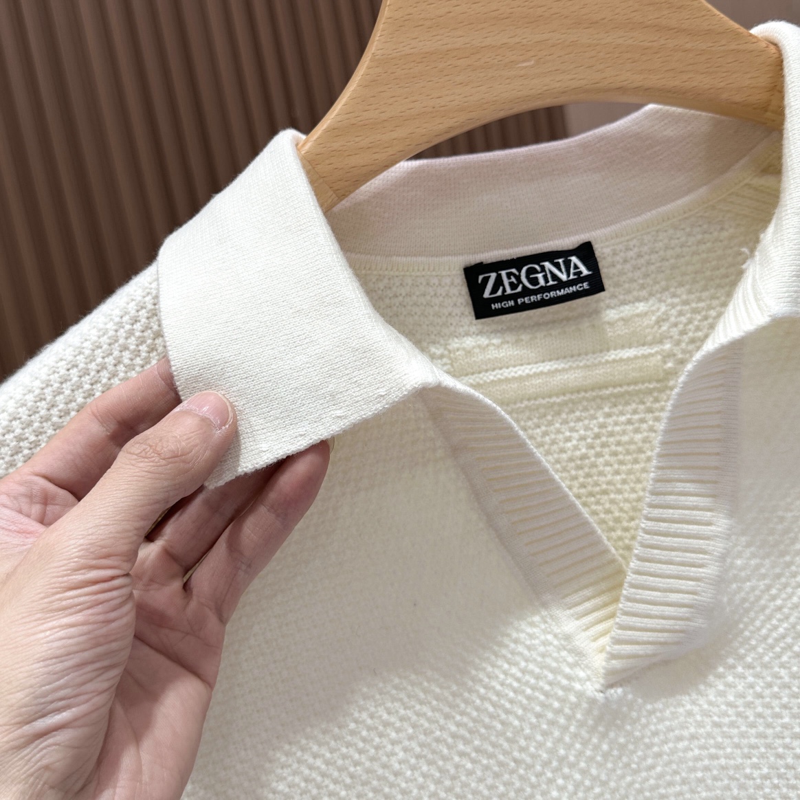 P600 Ermenegildo Zegna Ermenegildo Zegna 2024 fall and winter official website synchronized scissors V-neck sweater long-sleeved fabric is super soft and delicate using imported machine weaving three-dimensional honeycomb mesh fabric wool ➕ cashmere aura full of cutting is very on point on the upper body of the elegant and capable of the beauty of the sharp and not dragging the carpentry alignment uniform and smooth there is no any can be nitpicked to the extreme of the perfection of elegance of the atmosphere and not lose the ability to do so!🔴Size:48-50-52-54🔴Color: white - light blue - dark cardigan - taupe