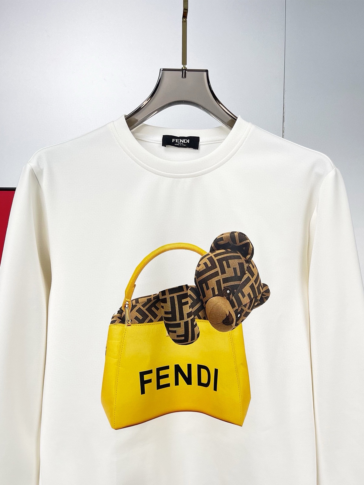 P480 FENDI Fendi max 6XL porter 240 livres 2024 automne et hiver GW sync sweater t-shirt ! Excellent à porter seul comme couche de base en automne et en hiver ! Continuez le classique ! Modèles de commande de qualité complète ! Poitrine lourde Craft logo design haut de gamme personnalisé couche d'air tissu de coton long agrafage de la forme à la conception est très bien la nouvelle vague de l'époque que la forme ou la conception assez de détails ! Encolure légèrement ajustée, bonne forme, bon tissu ! Le tissu de coton à haute densité sur le corps est confortable, chaud et élégant ! Longueur : M-6XL (178 140 livres L maximum 240 livres)