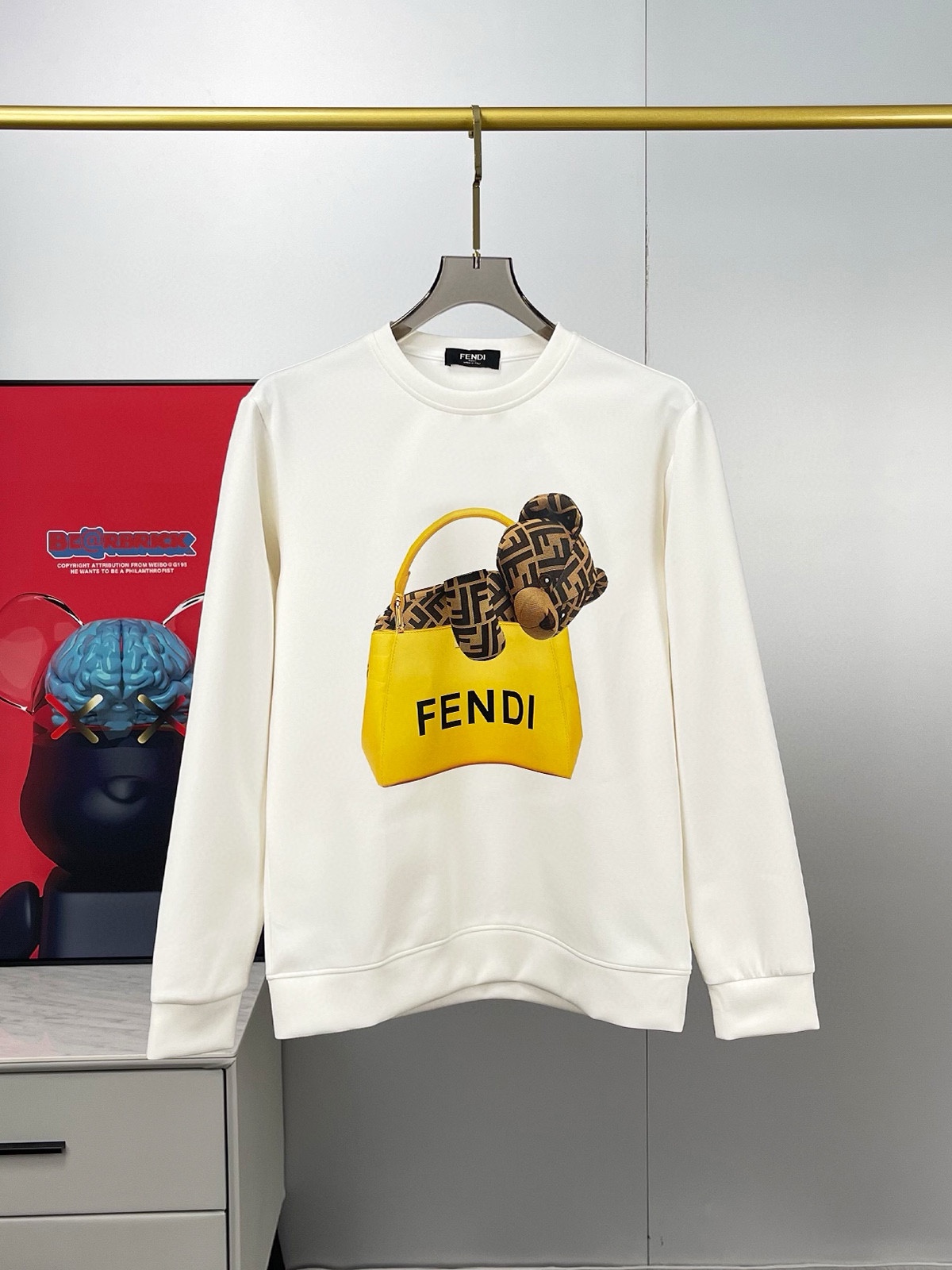 P480 FENDI Fendi max 6XL desgaste 240 libras 2024 outono e inverno GW sync camisola t-shirt! Excelente para usar sozinha como camada de base no outono e no inverno! Continua o clássico! Modelos de encomenda de qualidade total! O design do logótipo Craft de alta qualidade com camada de ar personalizada e tecido de algodão de fibra longa, desde a forma ao design, é a nova onda dos tempos, quer a forma quer o design tenham detalhes suficientes! Decote ligeiramente ajustado ao pescoço boa forma bom tecido! Material de algodão de alta densidade no corpo, pele confortável, quente e com estilo! Medidas: M-6XL (178 140 libras L máximo 240 libras)