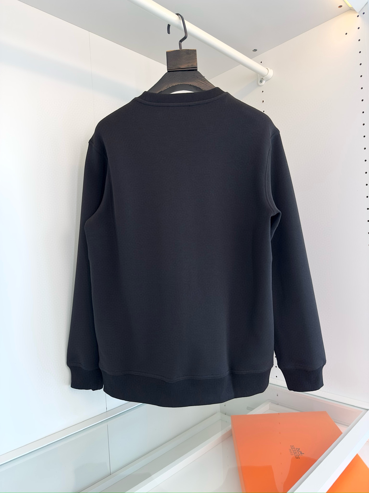 P480 Hermès Automne-Hiver 2024 Cuir Détails géométriques Sweat à col ras du cou Sweat pull-over Jeu d'Adresse" Appliqué en peau d'agneau Fils de maille Coupe déstructurée Coupe ajustée Tissu en fibres modales autrichiennes Le tissu à couche d'air respirant est structuré en trois parties - doublure, centre et extérieur - qui créent un sandwich d'air dans le tissu. Forme un sandwich d'air dans le tissu. Bonne fluidité, élasticité Q. Afin de former une couche d'air statique pour obtenir l'effet de chaleur, le tissu est infroissable, doux et confortable, la peau est lisse et respirante, et il a une bonne colonne vertébrale sur le haut du corps, droit et élégant ! 88262 couleur noir kaki gris cours M 3XL 2002001 essayé de porter 172 148 pour porter le L convenable !