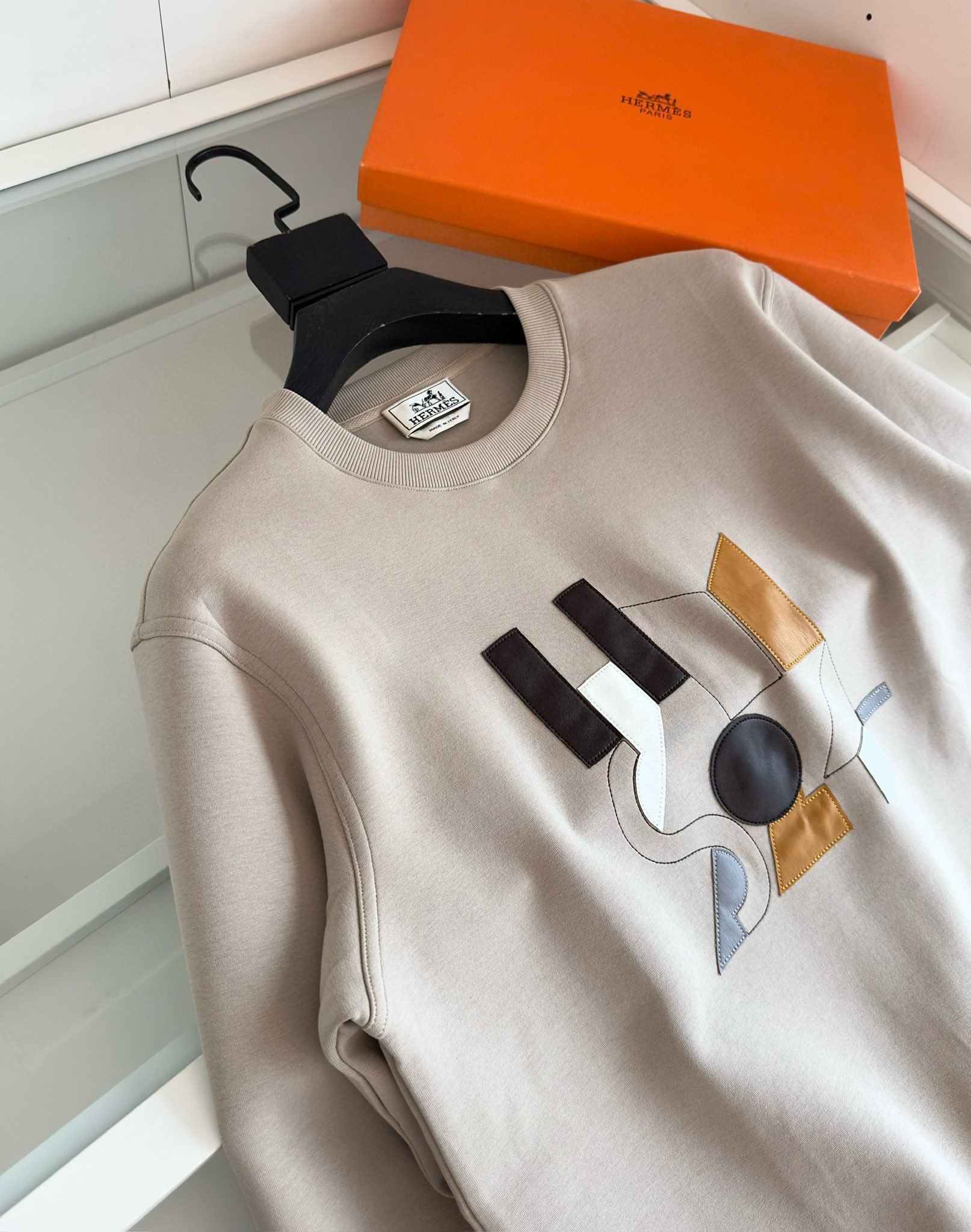 P480 Hermès outono-inverno 2024 Couro Detalhes geométricos Sweatshirt com gola redonda Pullover Sweatshirt Jeu d'Adresse" Apliques de pele de cordeiro Fios de malha Ajuste desestruturado Ajuste à forma Tecido feito de fibras modais austríacas O tecido de camada de ar respirável é estruturado com uma estrutura de tecido de três peças - forro, centro e exterior - que cria uma sanduíche de ar no tecido. Forma uma sanduíche de ar no tecido. Boa fluidez, elasticidade Q. Para formar uma camada de ar estática, de modo a obter o efeito de calor, o tecido enruga-se bem nas mãos de tecidos quentes, macios e confortáveis, suaves e respiráveis, como um todo, e tem uma boa espinha dorsal na parte superior do corpo, direita e elegante! 88262 cor preto caqui cinzento jardas M 3XL 2002001 tentei vestir 172 148 para vestir o L adequado!