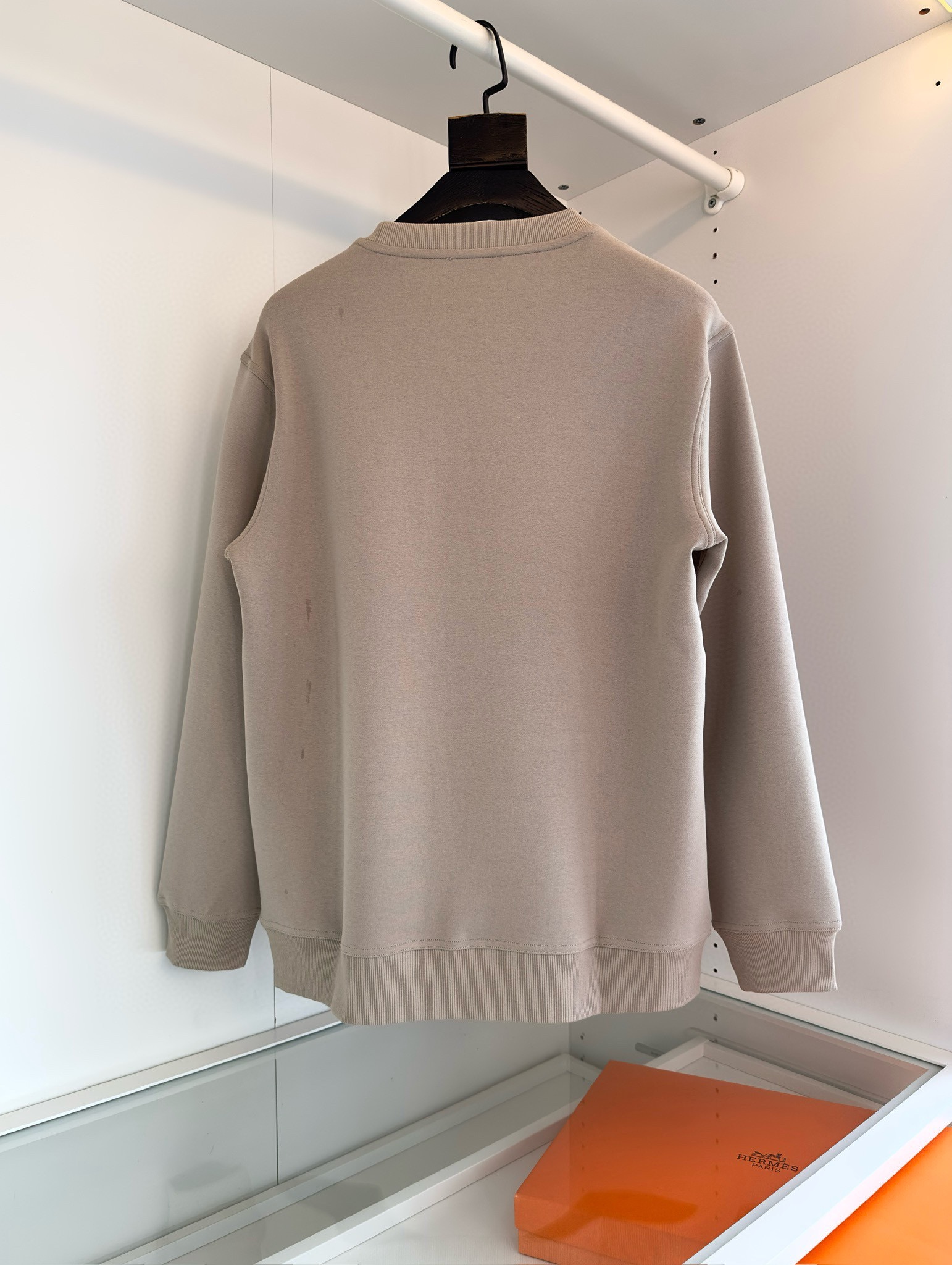 P480 Hermès outono-inverno 2024 Couro Detalhes geométricos Sweatshirt com gola redonda Pullover Sweatshirt Jeu d'Adresse" Apliques de pele de cordeiro Fios de malha Ajuste desestruturado Ajuste à forma Tecido feito de fibras modais austríacas O tecido de camada de ar respirável é estruturado com uma estrutura de tecido de três peças - forro, centro e exterior - que cria uma sanduíche de ar no tecido. Forma uma sanduíche de ar no tecido. Boa fluidez, elasticidade Q. Para formar uma camada de ar estática, de modo a obter o efeito de calor, o tecido enruga-se bem nas mãos de tecidos quentes, macios e confortáveis, suaves e respiráveis, como um todo, e tem uma boa espinha dorsal na parte superior do corpo, direita e elegante! 88262 cor preto caqui cinzento jardas M 3XL 2002001 tentei vestir 172 148 para vestir o L adequado!