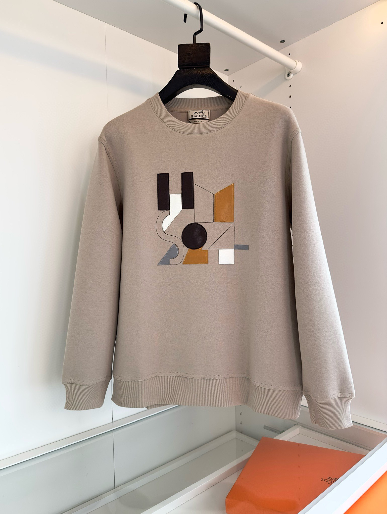 P480 Hermès outono-inverno 2024 Couro Detalhes geométricos Sweatshirt com gola redonda Pullover Sweatshirt Jeu d'Adresse" Apliques de pele de cordeiro Fios de malha Ajuste desestruturado Ajuste à forma Tecido feito de fibras modais austríacas O tecido de camada de ar respirável é estruturado com uma estrutura de tecido de três peças - forro, centro e exterior - que cria uma sanduíche de ar no tecido. Forma uma sanduíche de ar no tecido. Boa fluidez, elasticidade Q. Para formar uma camada de ar estática, de modo a obter o efeito de calor, o tecido enruga-se bem nas mãos de tecidos quentes, macios e confortáveis, suaves e respiráveis, como um todo, e tem uma boa espinha dorsal na parte superior do corpo, direita e elegante! 88262 cor preto caqui cinzento jardas M 3XL 2002001 tentei vestir 172 148 para vestir o L adequado!