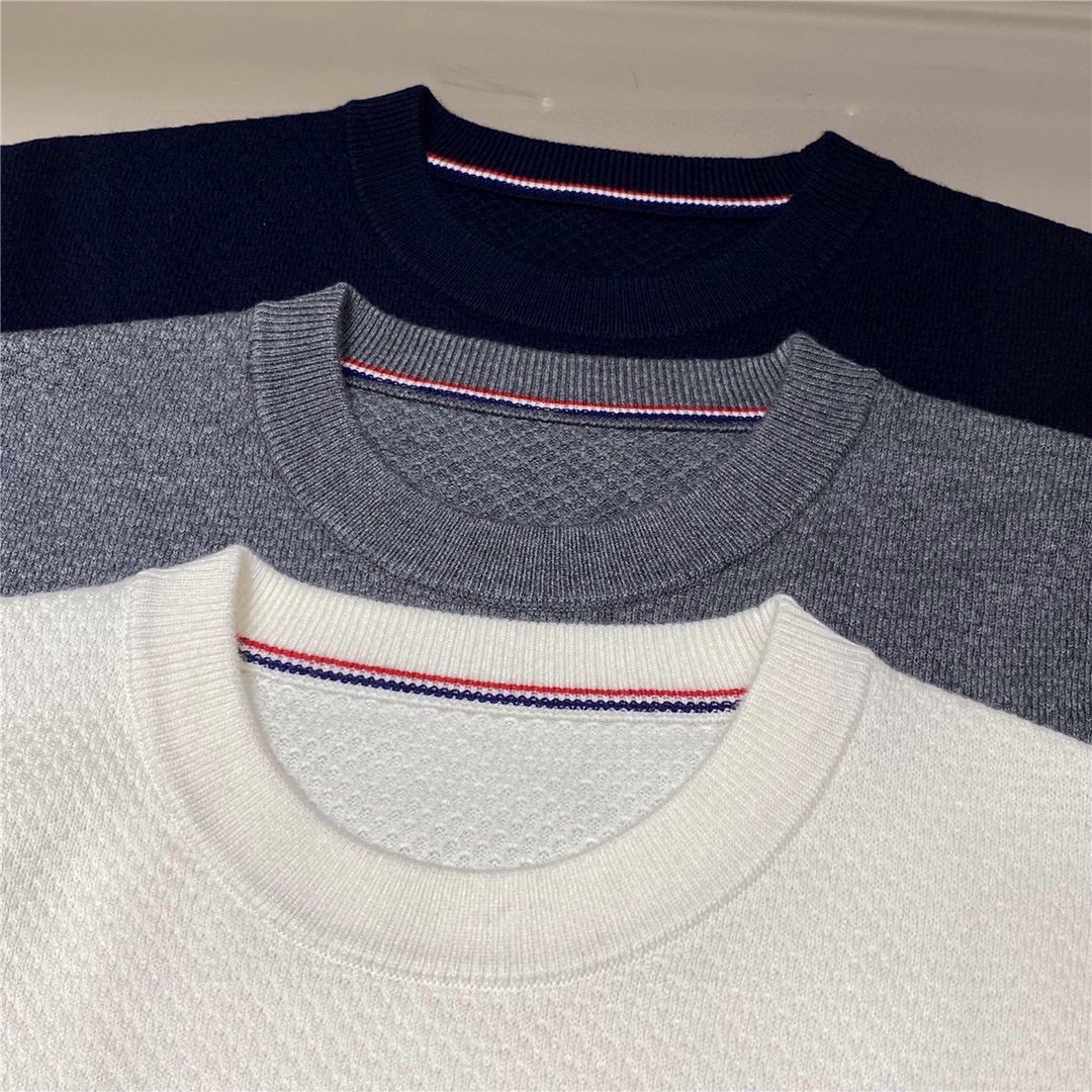 P580 50% laine + 50% anti-pilling Gold ratio tissu TB automne et hiver nouveau haut de gamme laine pullover tricot pull pull à la mode coloré teckel motif jacquard mode tricot décontracté ! Les canaux de la société de commerce rare hors de synchronisation site officiel en vente plus de dix mille yuans ! 24 ans de l'automne et de l'hiver TB tribu Berberi dernière série animale de produit unique en ligne style unique mignon et intéressant conception sur le haut du corps à la mode hors de l'ordinaire simple navette décontractée produit unique, qu'il soit porté seul ou à l'intérieur de la conduite est très belle ! Le niveau du processus de tricotage double face importé toucher épais doux délicat près de l'usure agréable à la peau respirant pas de sensation de piqûre texture du tissu peut être dit être tout à fait excellent haut de gamme ! Vêtements poitrine motif chiot accrocheur et manche couleur bras quatre barres éléments classiques font écho à la conception globale de l'atmosphère simple sans perdre le sens de la mode est très réduisant l'âge intéressant d'apporter aux gens un sens différent de la beauté sur l'effet est très avancé accrocheur mettant en évidence la vitalité juvénile du modèle de la quotidienne décontractée et puis adapté ! Bleu foncé blanc gris version standard de la taille M à XXL données de mesure physique : M No. Bust 100 largeur d'épaule 44 longueur 67 longueur de manche 63 L No. Bust 104 largeur d'épaule 45 longueur 68 longueur de manche 64 XL No. Bust 108 largeur d'épaule 46 longueur 69 longueur de manche 65 XXL No. Bust 112 largeur d'épaule 48 longueur 71 longueur de manche 67 XXXL No. Bust 116 largeur d'épaule 50 longueur 72 longueur 69 longueur de manche-High Faux Bags