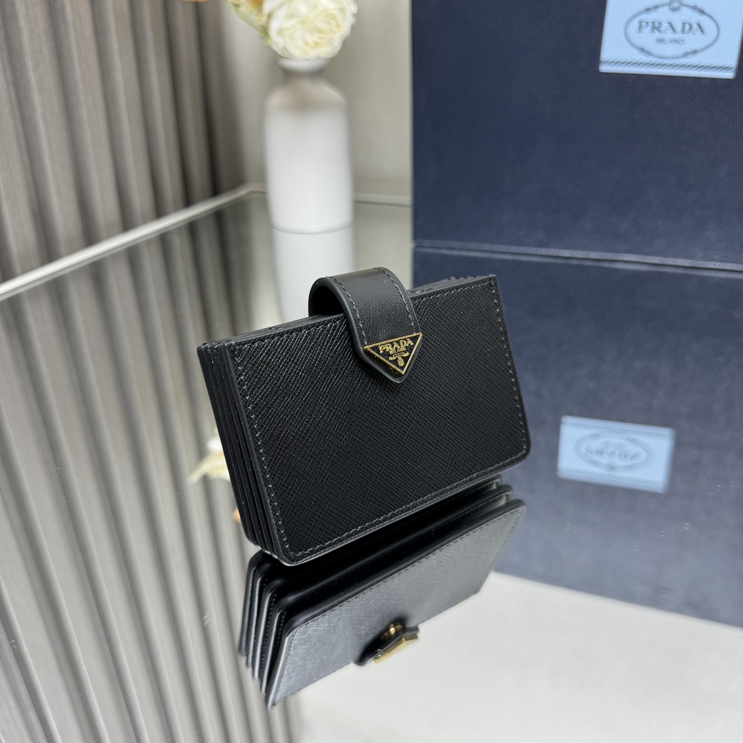 P420 حقيبة بطاقات P420 PRADA الجديدة 💼 كلاسيكية وبسيطة وأنيقة موديل تطوير أصلي 1MC211 رمز داخلي 164 رمز OEM 💋 جلد ناعم وتفاصيل جلد سافيانو يجتمعان لابتكار حافظة البطاقات الرائعة هذه حافظة البطاقات الرائعة جلد سافيانو هو نسيج متقاطع من مادة برادا المميزة زر إغلاق بأزرار كبس مع خمس طيات وتصميم فتحة أيقوني شعار مثلث الشكل مطلي بالمينا يزين الإغلاق بتصميم بسيط. 🏅️🏅️🏅️ الحجم: 10*6.5 سم